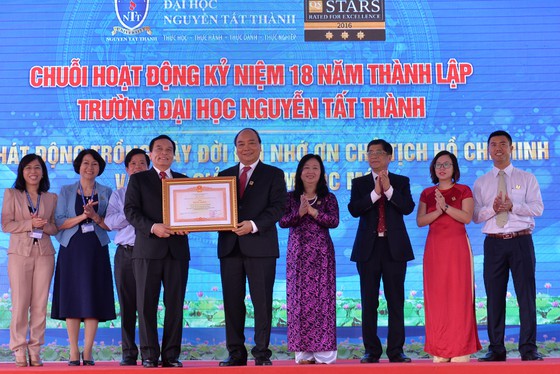 Thủ tướng Nguyễn Xuân Phúc vui mừng vì sự phát triển của Trường ĐH Nguyễn Tất Thành ​ ảnh 3