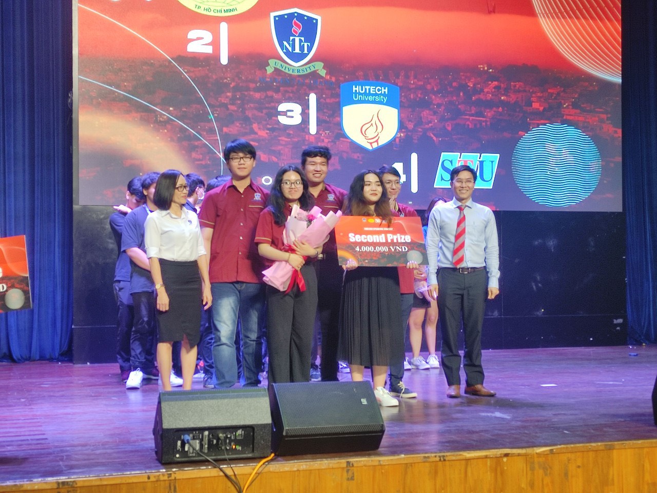 students-from-nguyen-tat-thanh-university-take-second-place-in-english