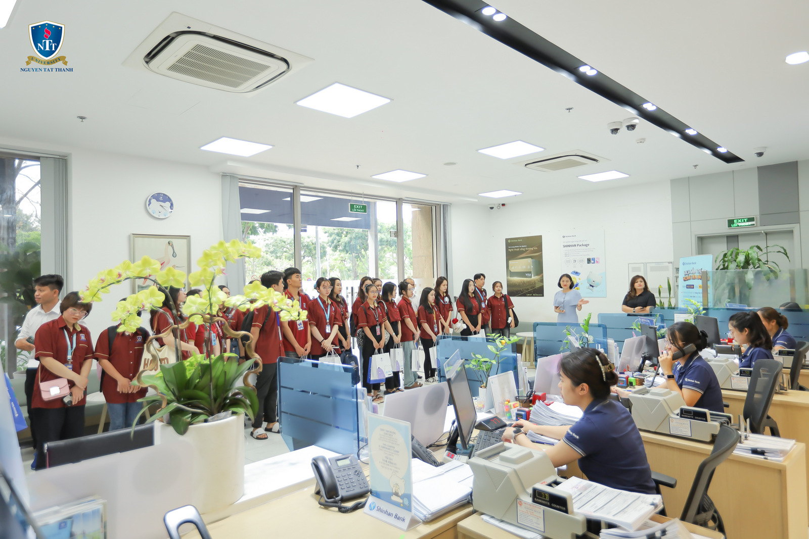 Sinh viên Khoa Tài chính – Kế toán tham quan văn phòng làm việc của nhân viên Shinhan Bank