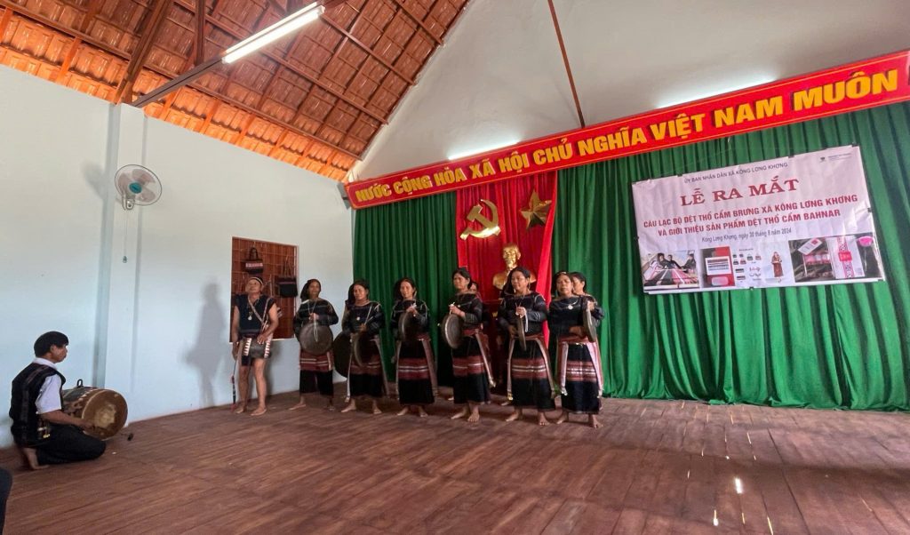 Trường ĐH Nguyễn Tất Thành phối hợp thành lập Câu lạc bộ Dệt thổ cẩm Brưng, Làng Kgiang