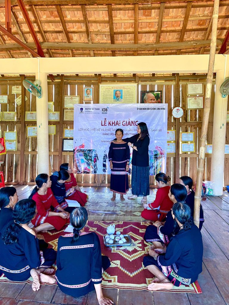 Trường ĐH Nguyễn Tất Thành phối hợp thành lập Câu lạc bộ Dệt thổ cẩm Brưng, Làng Kgiang