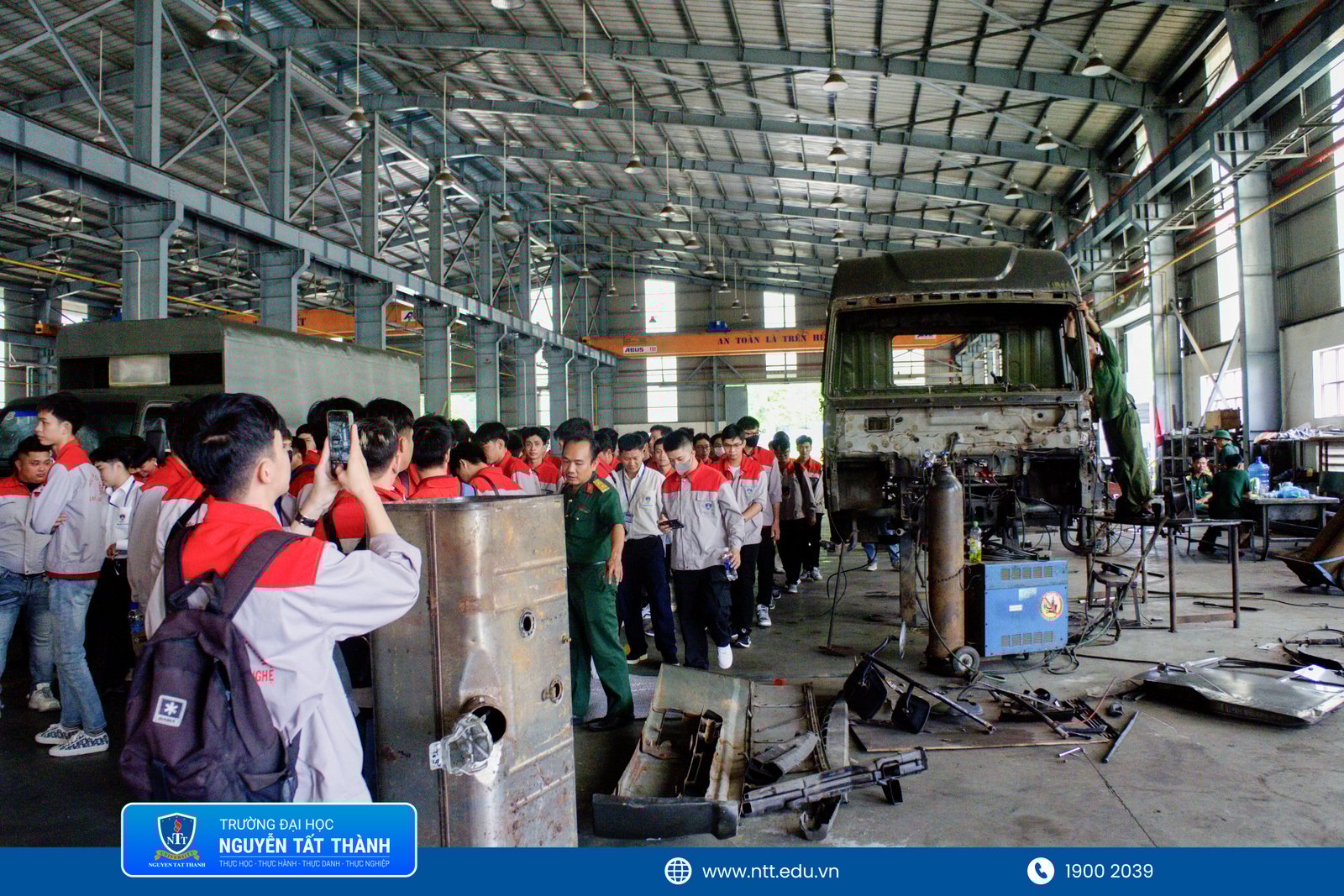 Kết nối đào tạo với thực tiễn: SV Khoa Kỹ thuật-Công nghệ NTTU kiến tập tại Xí nghiệp Z751 – Bộ Quốc phòng