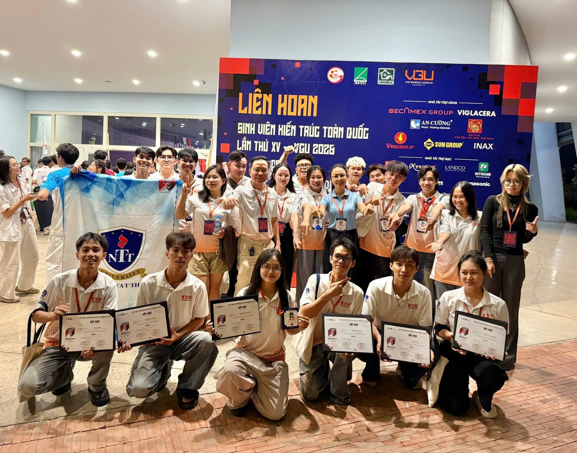 Đoàn sinh viên Khoa Kiến trúc – Nội thất – Mỹ thuật ứng dụng, Trường Đại học Nguyễn Tất Thành tại Festival Sinh viên Kiến trúc toàn quốc lần thứ XV, ghi dấu ấn với thành tích nổi bật và tinh thần sáng tạo trong môi trường học thuật quy mô toàn quốc.