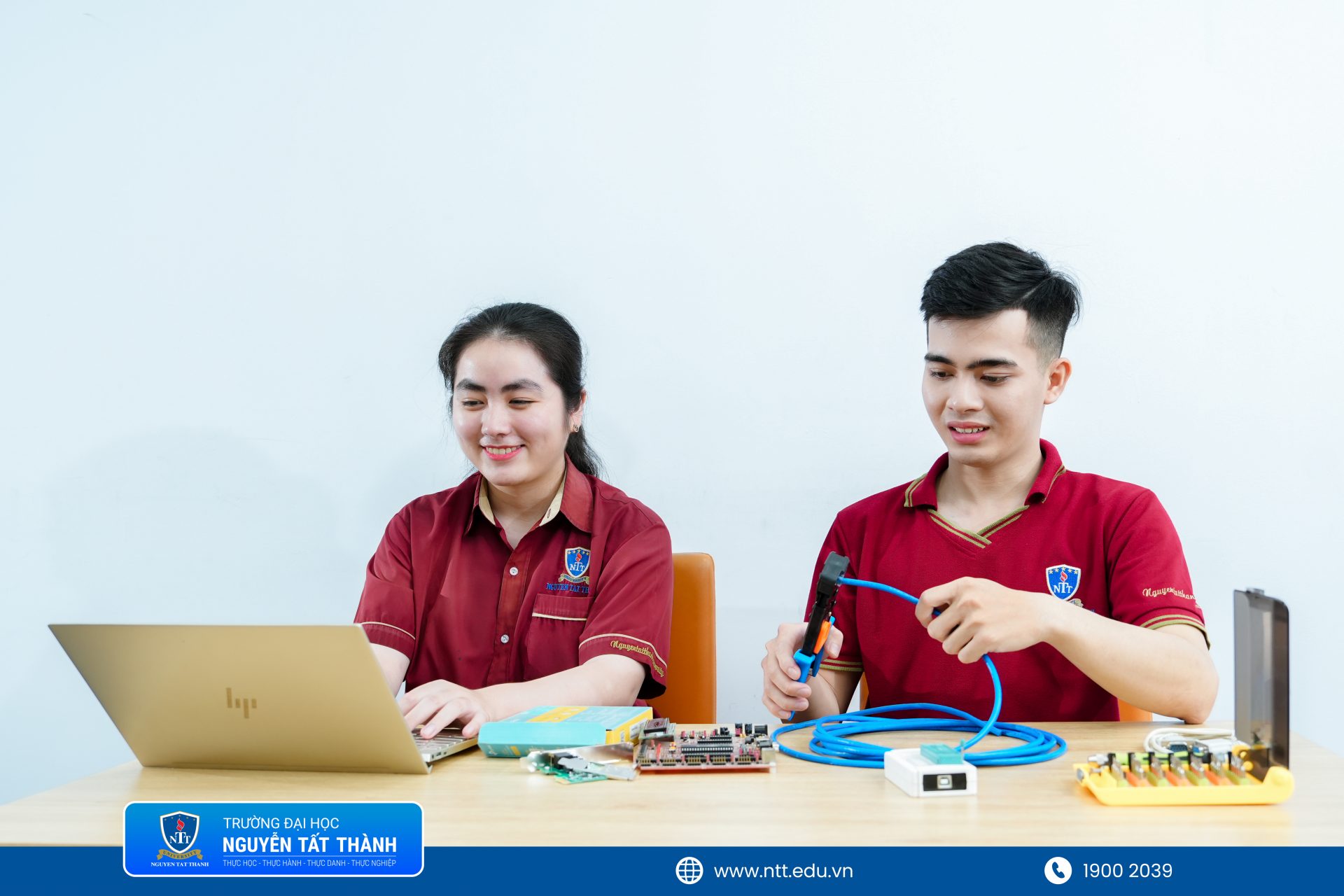 Sinh viên Trường Đại học Nguyễn Tất Thành (NTTU) tham gia phân tích dữ liệu và lưu lượng mạng trong môi trường thực hành