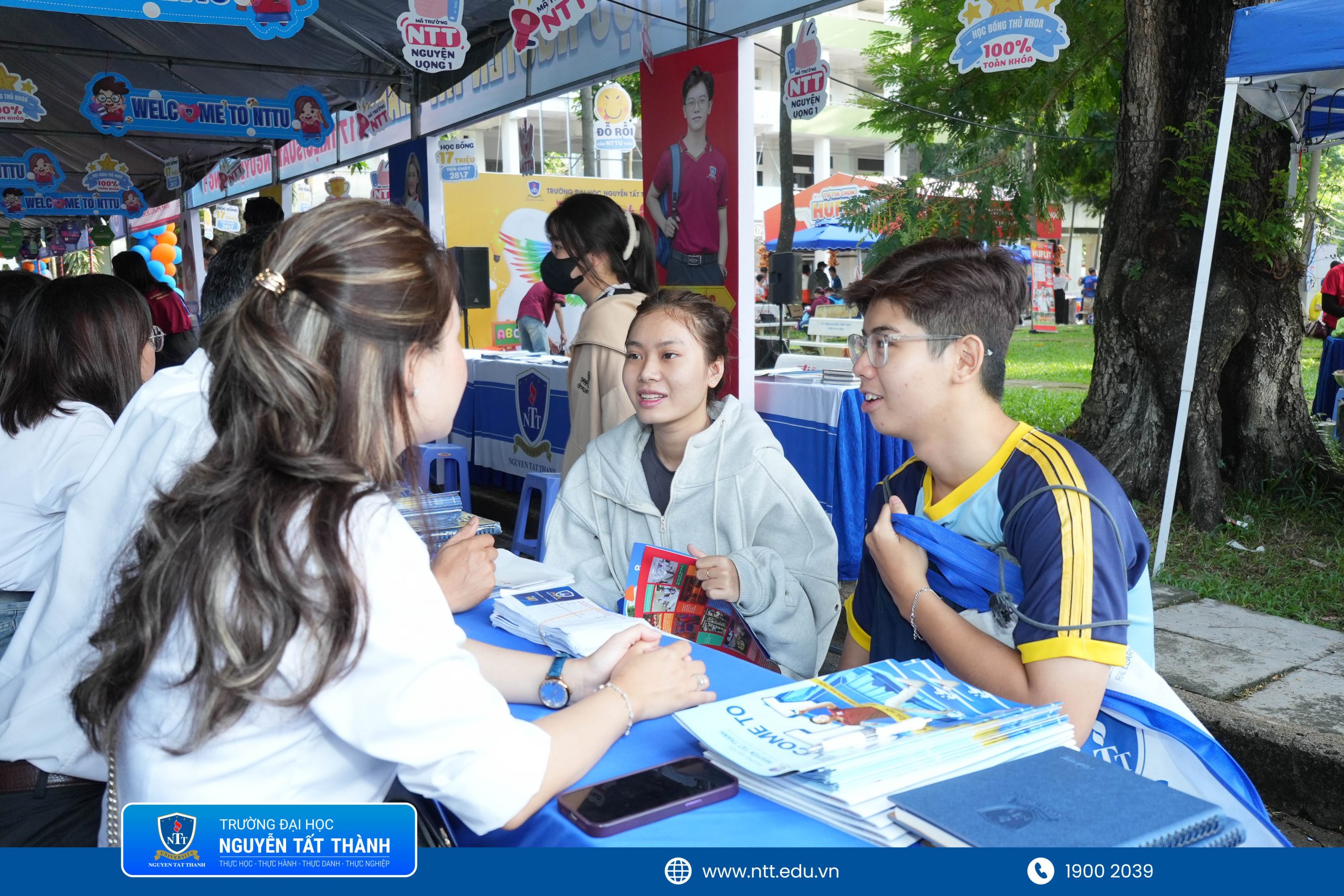 Tuyển sinh – hướng nghiệp 2025: Phụ huynh và thí sinh tin tưởng chọn mã trường NTT