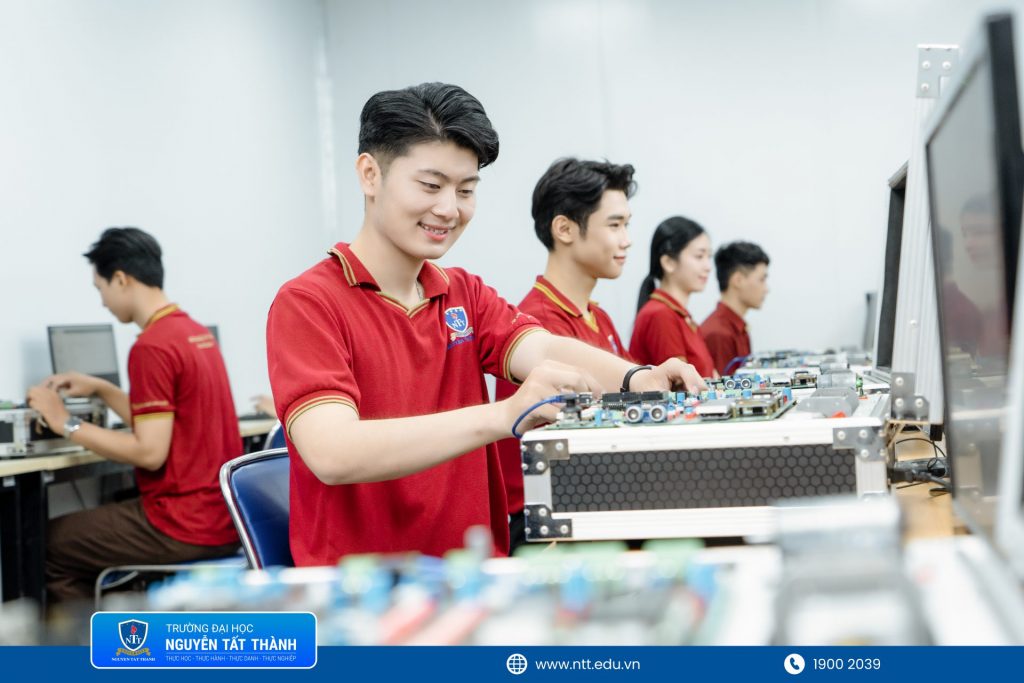 2. Môi trường học tập tăng cường thực hành tại Khoa Kỹ thuật – Công nghệ NTTU giúp sinh viên làm quen sớm với yêu cầu thực tế của doanh nghiệp công nghệ hiện nay