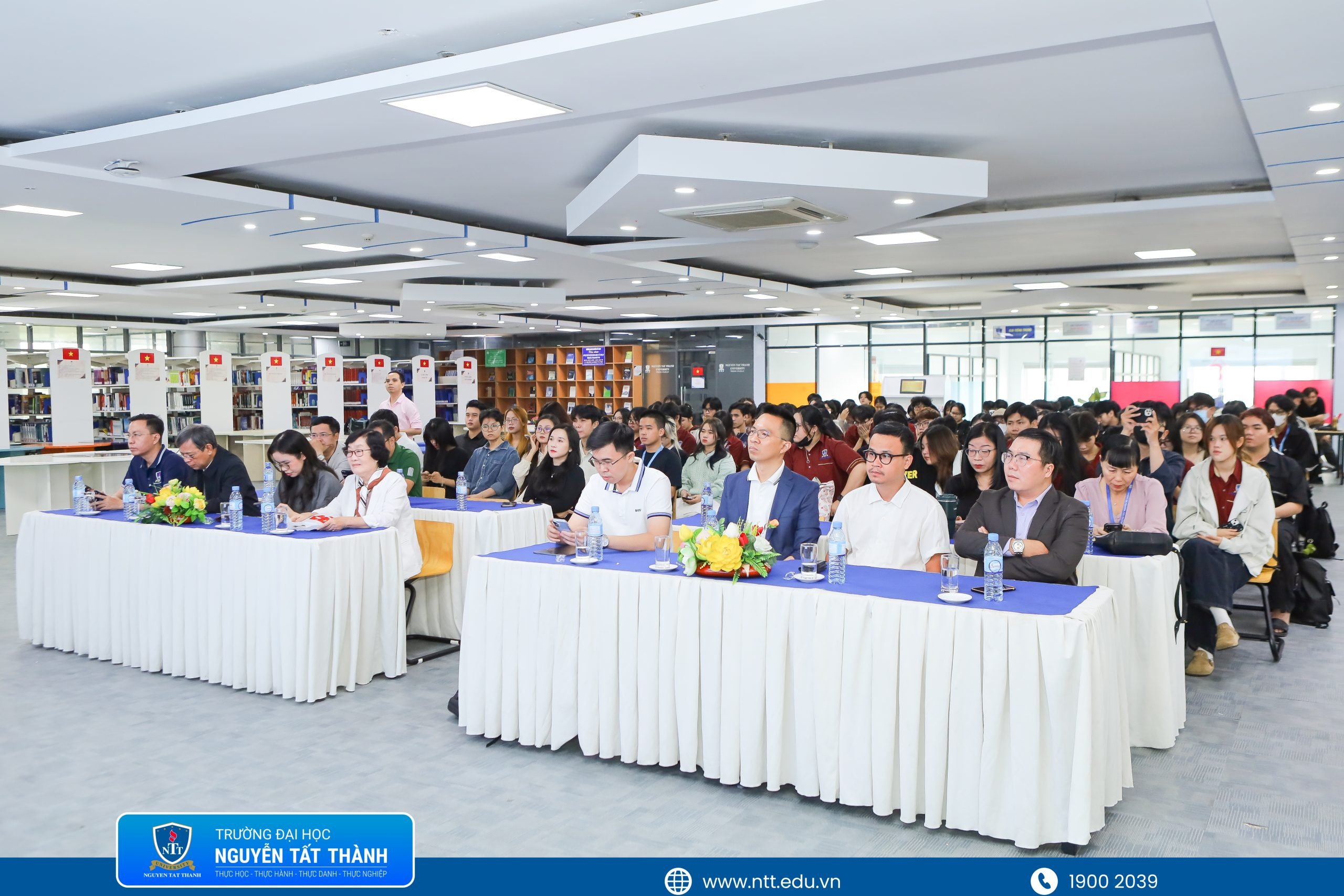 Sinh viên Mỹ Thuật Ứng dụng NTTU “ngồi lại” để nghĩ xa hơn