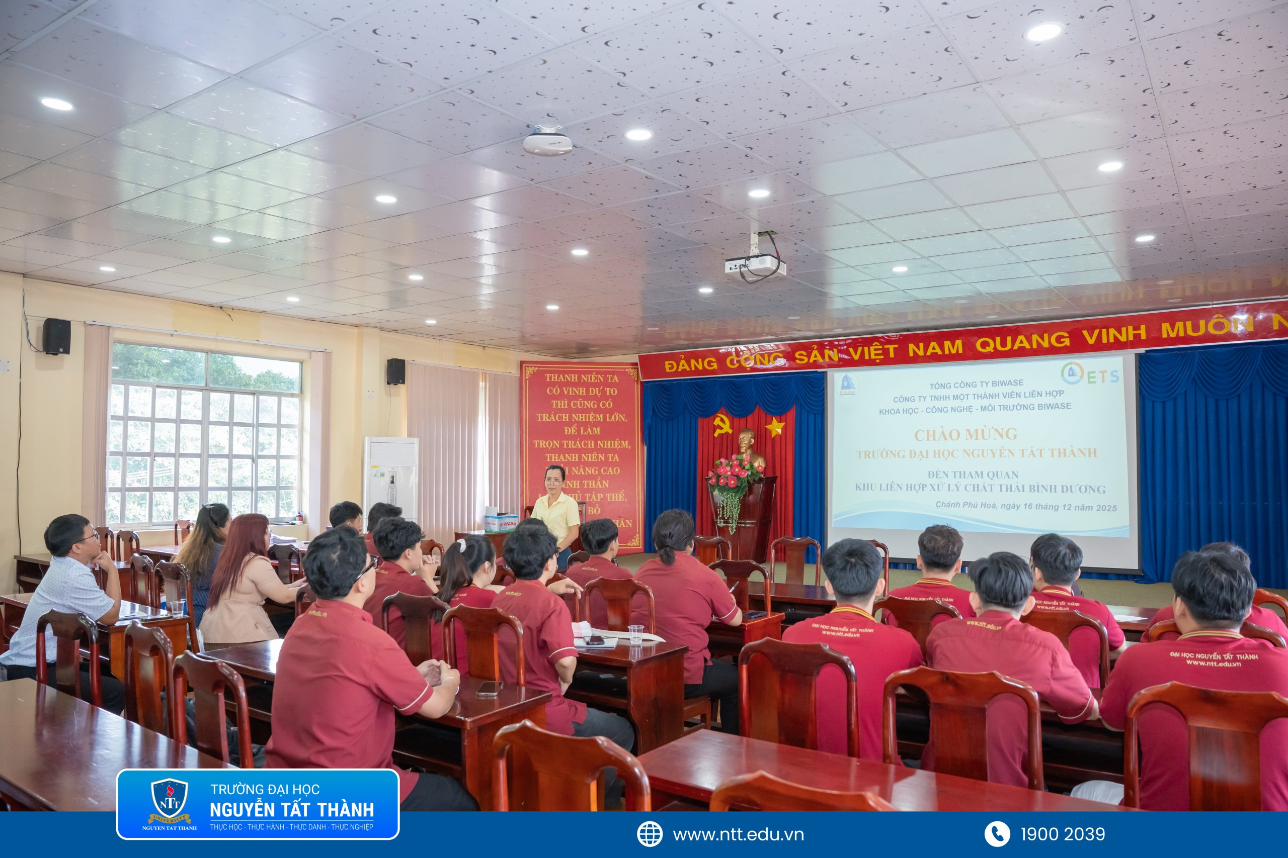 Từ giảng đường đến doanh nghiệp: Sinh viên Khoa Khoa học Ứng dụng và Công nghệ học bằng trải nghiệm thực tế