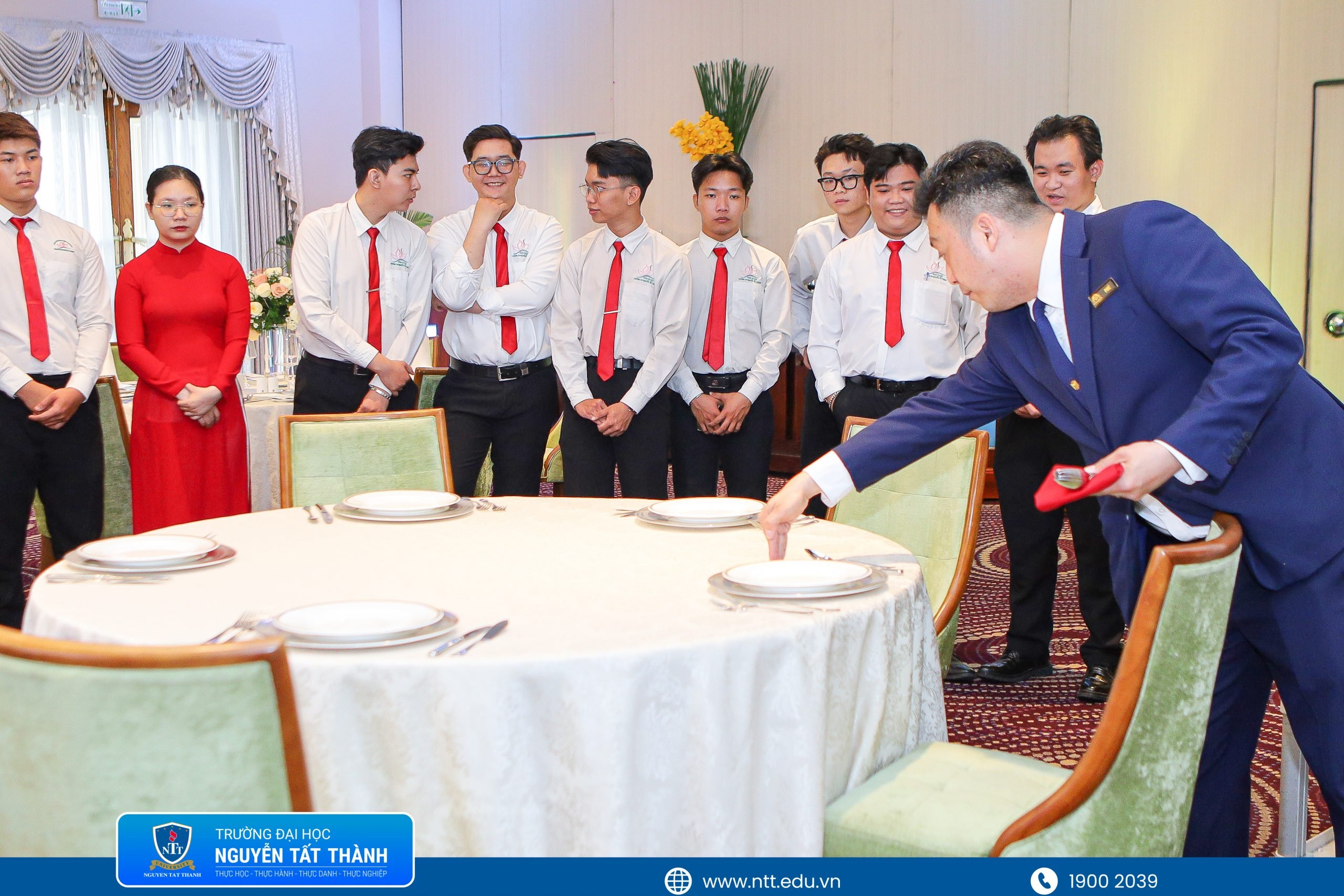 Sinh viên ngành Quản trị Nhà hàng & Dịch vụ Ăn uống NTTU trải nghiệm tiêu chuẩn dịch vụ 5 sao tại Majestic Saigon