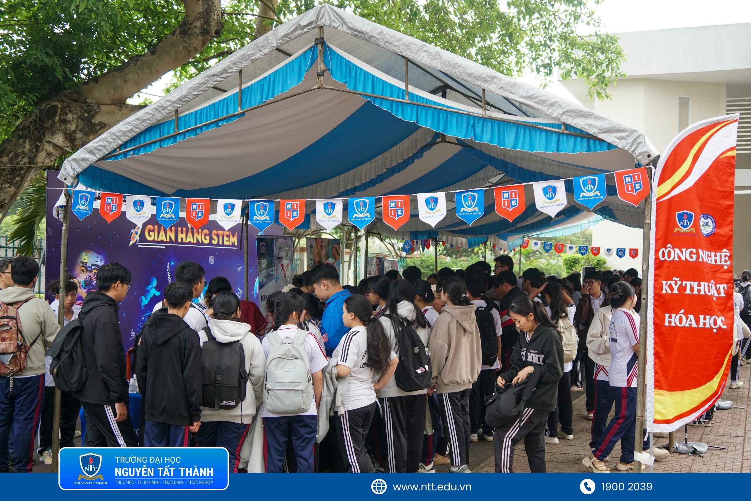 Từ giảng đường đến sân trường: NTTU lan tỏa STEM tới học sinh THPT