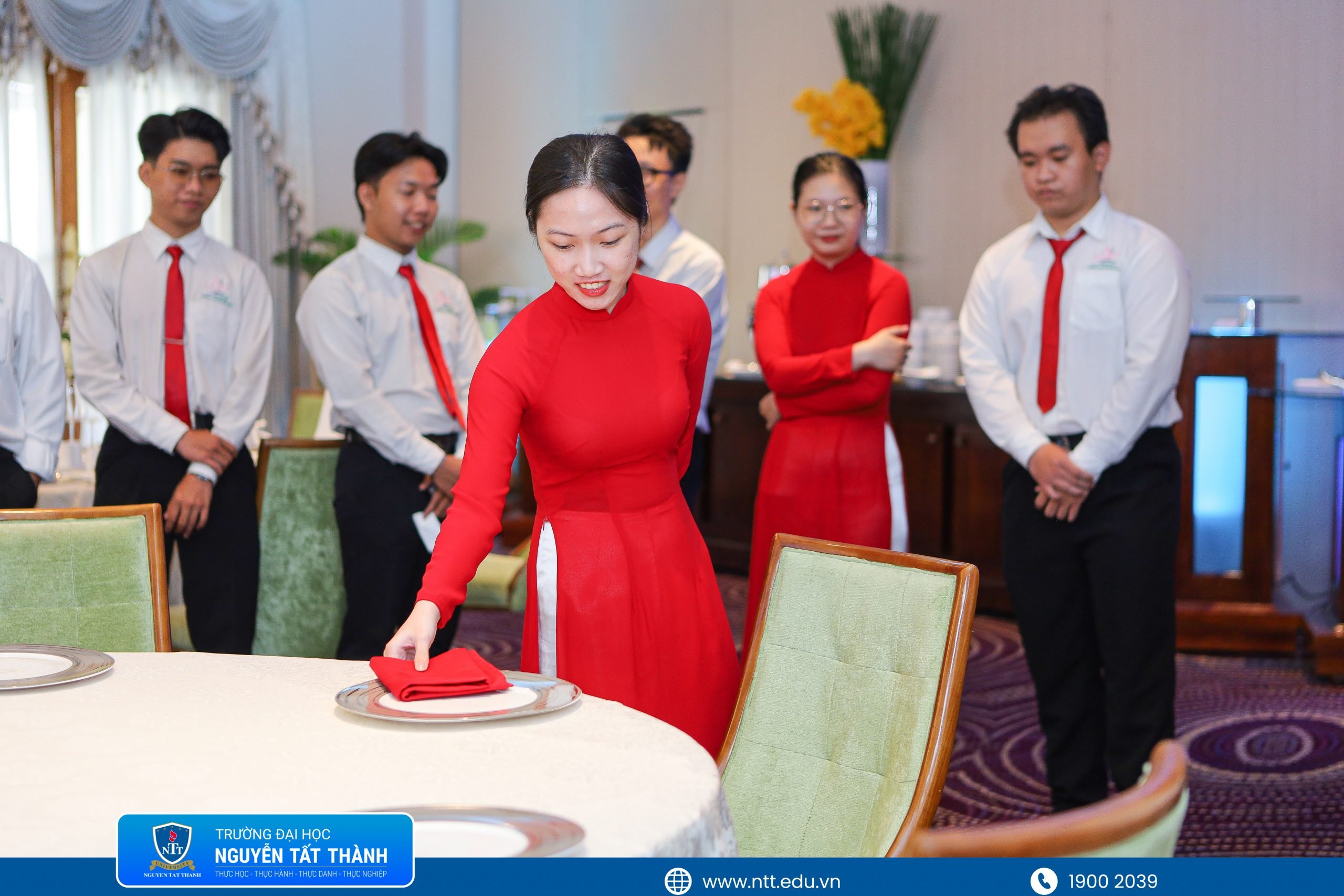 Sinh viên ngành Quản trị Nhà hàng & Dịch vụ Ăn uống NTTU trải nghiệm tiêu chuẩn dịch vụ 5 sao tại Majestic Saigon