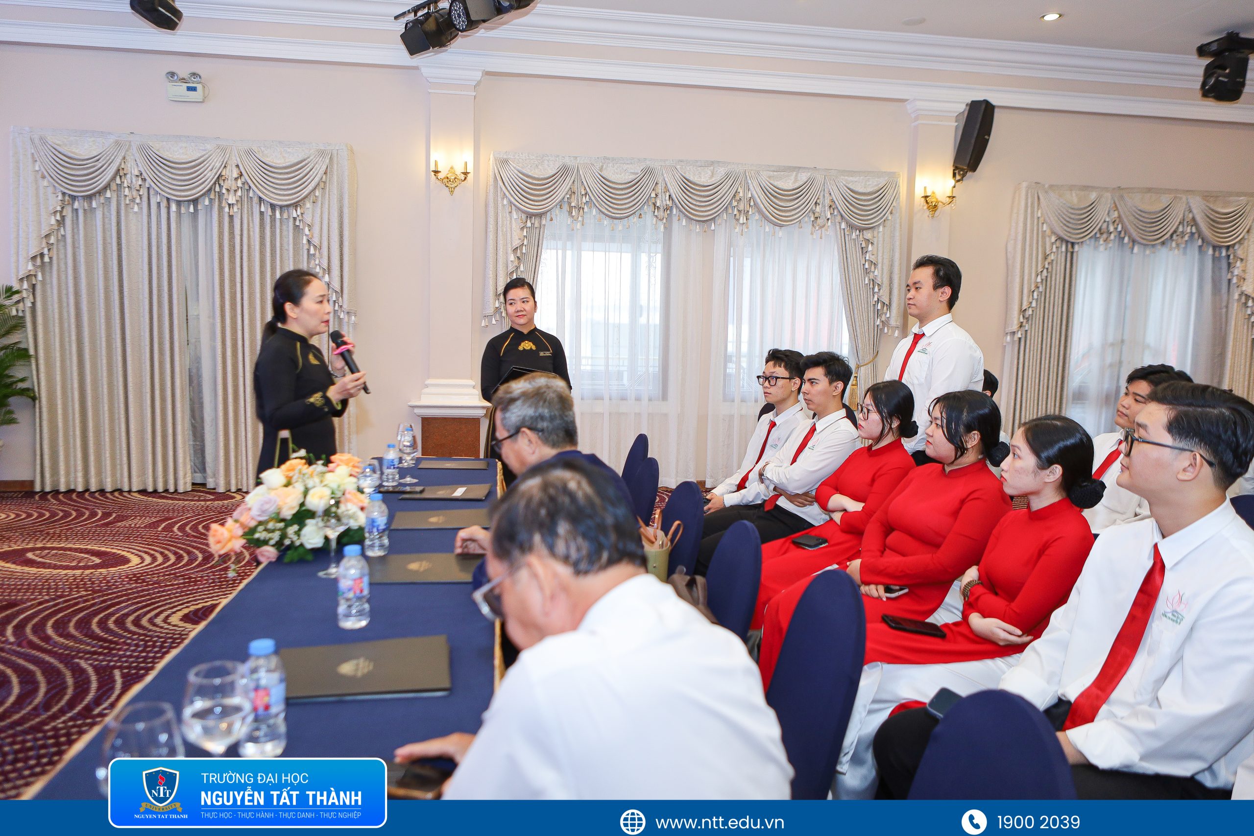 Sinh viên ngành Quản trị Nhà hàng & Dịch vụ Ăn uống NTTU trải nghiệm tiêu chuẩn dịch vụ 5 sao tại Majestic Saigon