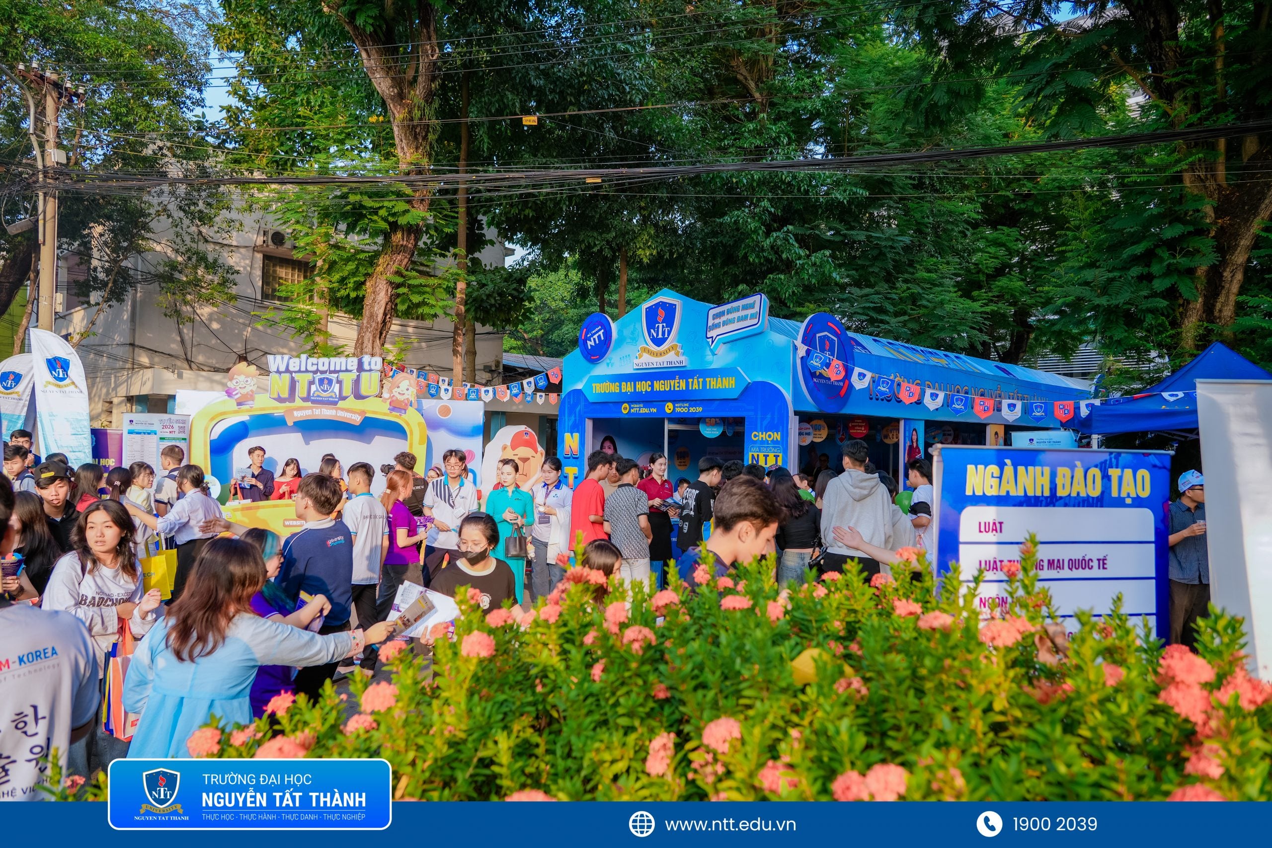 Nhiều thí sinh và phụ huynh chọn Trường Đại học Nguyễn Tất Thành sau khi nghe tư vấn tuyển sinh