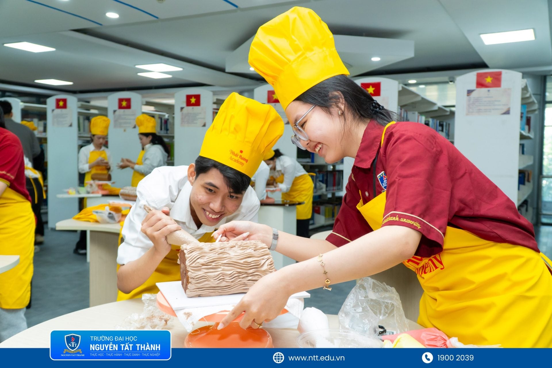 hông chỉ dừng lại ở lý thuyết, sinh viên NTTU được đặt trong môi trường học tập gắn với thực tiễn – từ hoạt động học thuật, hội thảo đến kết nối doanh nghiệp, từng bước chuẩn bị cho hành trình nghề nghiệp ngay từ khi còn trên giảng đường.