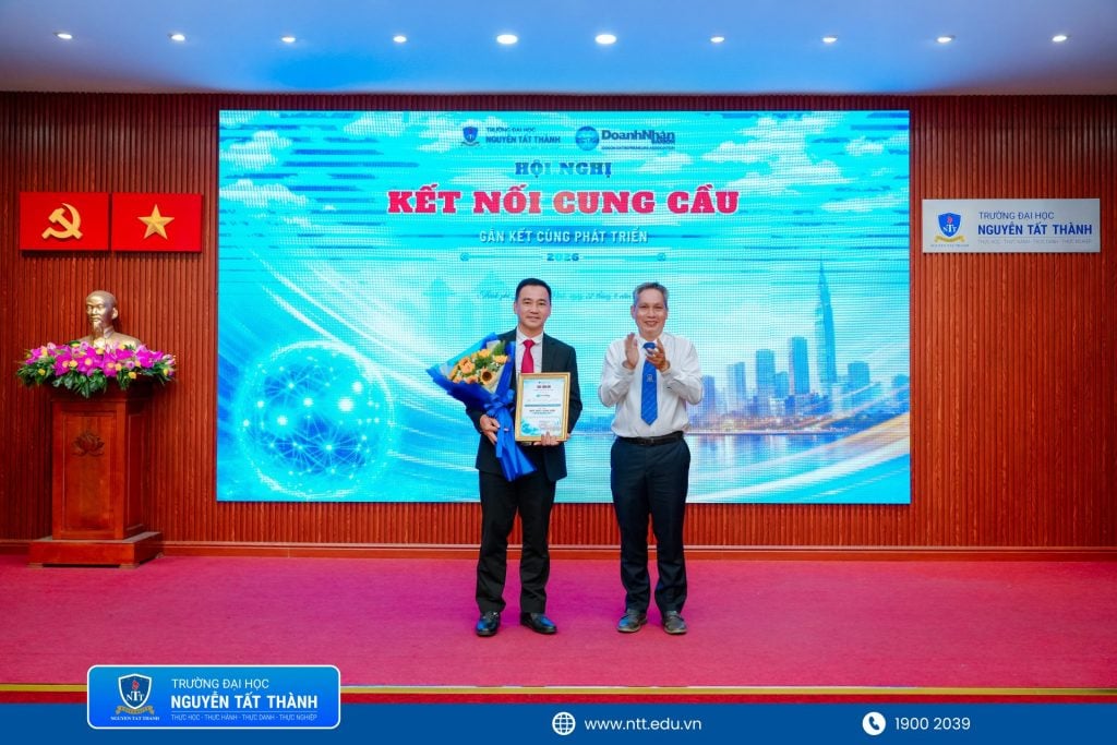 Chi tiết đính kèm Dai-dien-Truong-Dai-hoc-Nguyen-Tat-Thanh-trao-hoa-tri-an-den-Hoi-Doanh-nhan-Sai-Gon-TP.HCM-ghi-nhan-su-dong-hanh-va-hop-tac