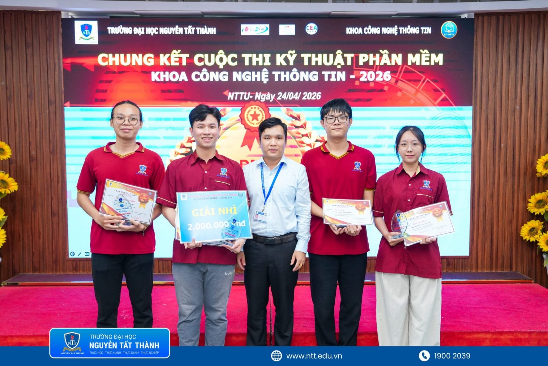 Đội DMT đạt giải Nhì