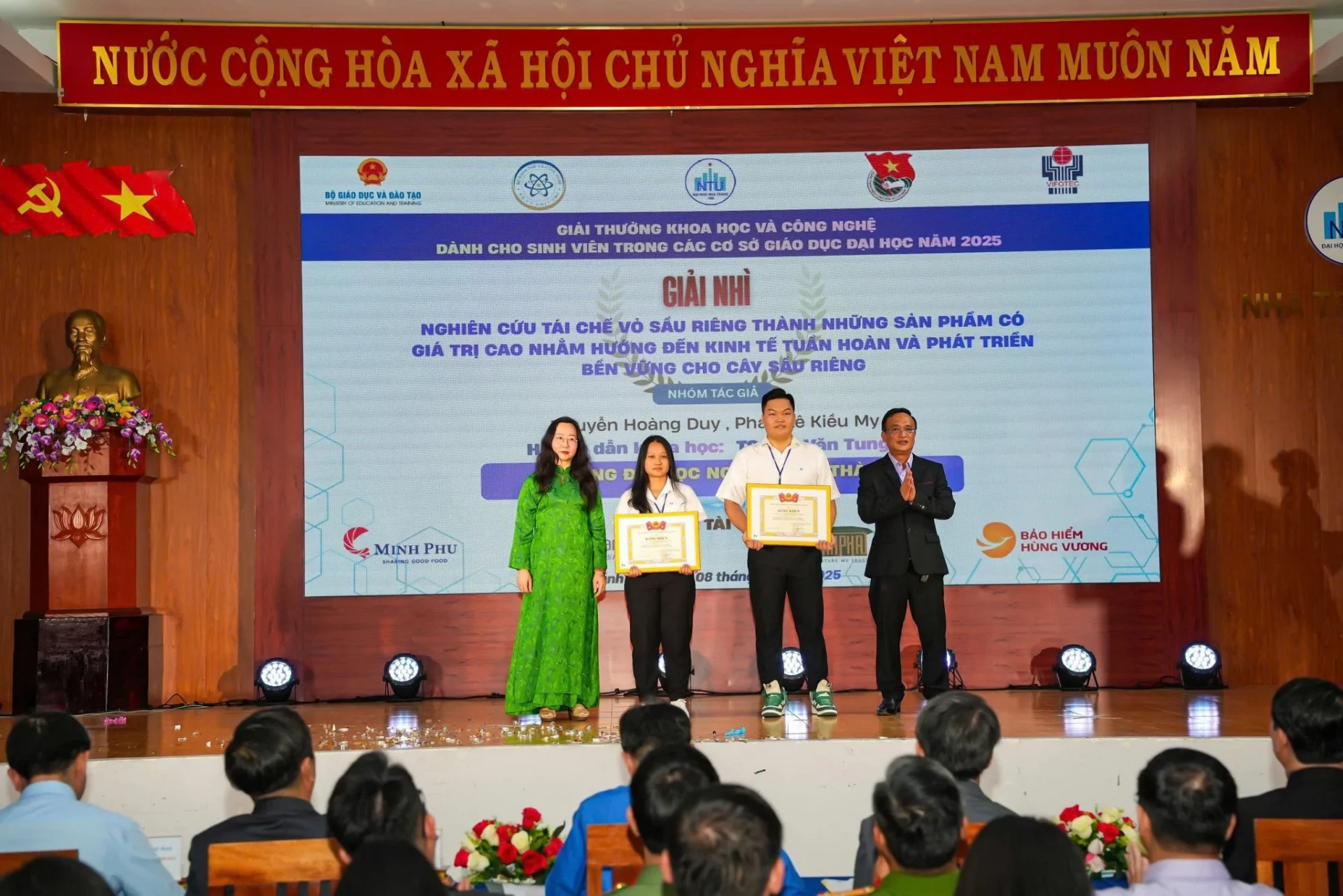 Sinh viên Khoa Khoa học Ứng dụng và Công nghệ nhận Giải Nhì Giải thưởng Khoa học và Công nghệ dành cho sinh viên trong các cơ sở giáo dục đại học năm 2025.