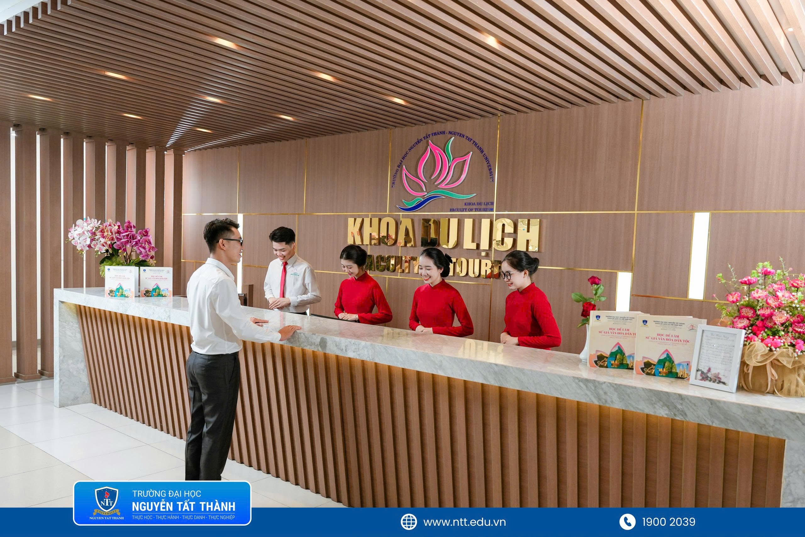 Hoạt động thực hành tiền sảnh giúp sinh viên NTTU làm quen môi trường khách sạn chuyên nghiệp