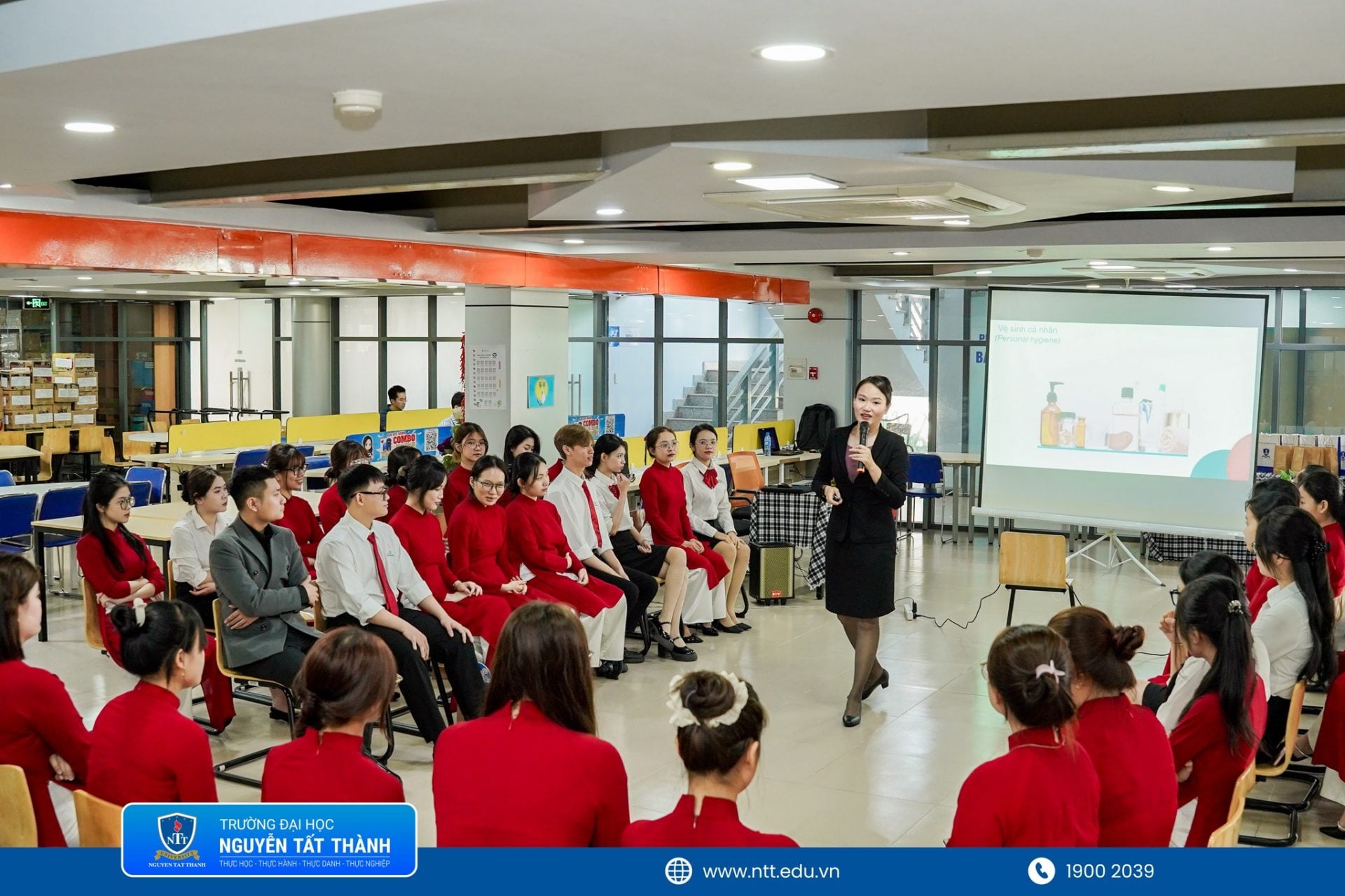 Không chỉ là học trên giảng đường, sinh viên NTTU còn liên tục tham gia các hoạt động thực tế, hội thảo và kết nối doanh nghiệp – nơi kiến thức được “kích hoạt” thành kỹ năng và trải nghiệm nghề nghiệp ngay từ khi còn ngồi trên ghế nhà trường.