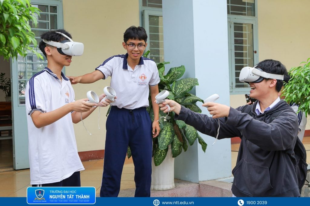 Học sinh các Trường THPT đang trải nghiệm các mô hình STEM