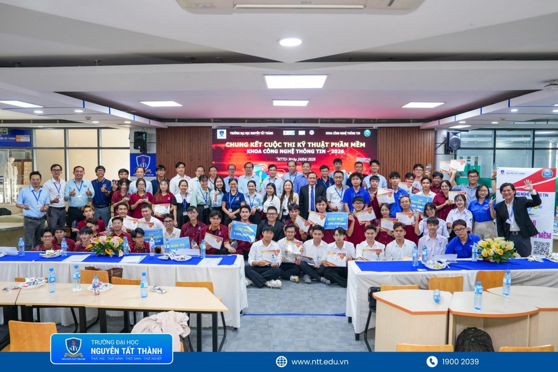 Các đội thi và ban tổ chức chụp ảnh lưu niệm, khép lại chung kết cuộc thi phần mềm NTTU 2026