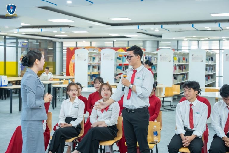 Khoa Du lịch – Trường Đại học Nguyễn Tất Thành luôn chú trọng vào việc đào tạo sinh viên không chỉ về kiến thức chuyên môn mà còn rèn luyện phong thái, kỹ năng ứng xử chuyên nghiệp. Sinh viên được hướng dẫn cụ thể về cách lựa chọn trang phục phù hợp, chuẩn hóa cử chỉ, lời nói và thái độ phục vụ đạt chuẩn