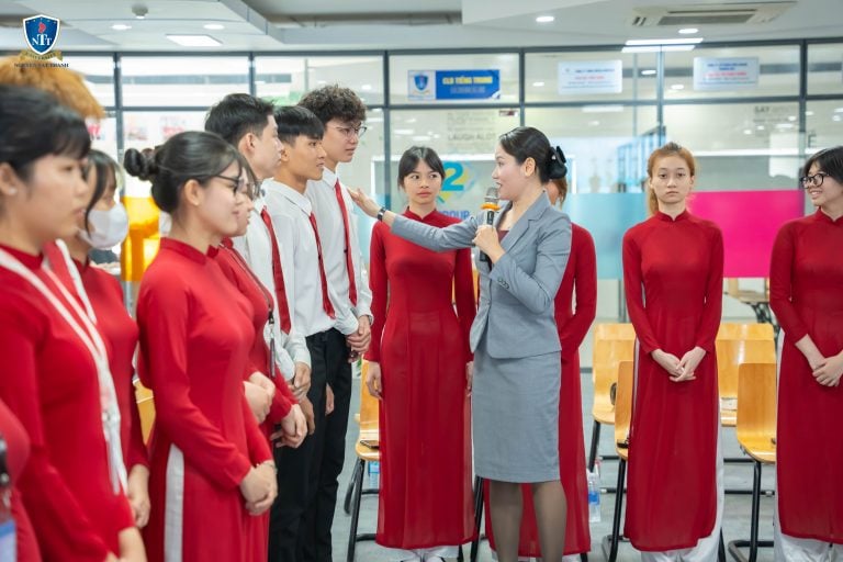 Khoa Du lịch – Trường Đại học Nguyễn Tất Thành luôn chú trọng vào việc đào tạo sinh viên không chỉ về kiến thức chuyên môn mà còn rèn luyện phong thái, kỹ năng ứng xử chuyên nghiệp. Sinh viên được hướng dẫn cụ thể về cách lựa chọn trang phục phù hợp, chuẩn hóa cử chỉ, lời nói và thái độ phục vụ đạt chuẩn