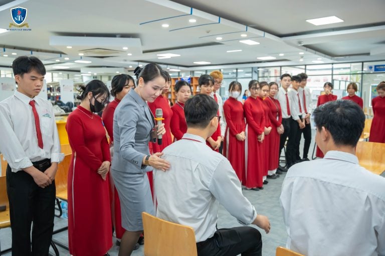 Khoa Du lịch – Trường Đại học Nguyễn Tất Thành luôn chú trọng vào việc đào tạo sinh viên không chỉ về kiến thức chuyên môn mà còn rèn luyện phong thái, kỹ năng ứng xử chuyên nghiệp. Sinh viên được hướng dẫn cụ thể về cách lựa chọn trang phục phù hợp, chuẩn hóa cử chỉ, lời nói và thái độ phục vụ đạt chuẩn