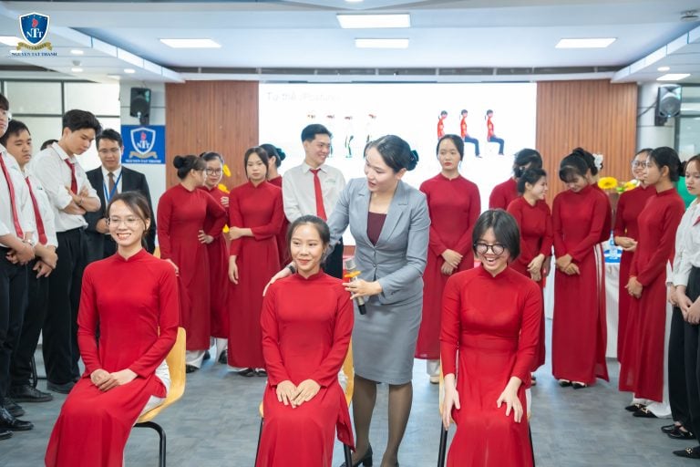 Khoa Du lịch – Trường Đại học Nguyễn Tất Thành luôn chú trọng vào việc đào tạo sinh viên không chỉ về kiến thức chuyên môn mà còn rèn luyện phong thái, kỹ năng ứng xử chuyên nghiệp. Sinh viên được hướng dẫn cụ thể về cách lựa chọn trang phục phù hợp, chuẩn hóa cử chỉ, lời nói và thái độ phục vụ đạt chuẩn