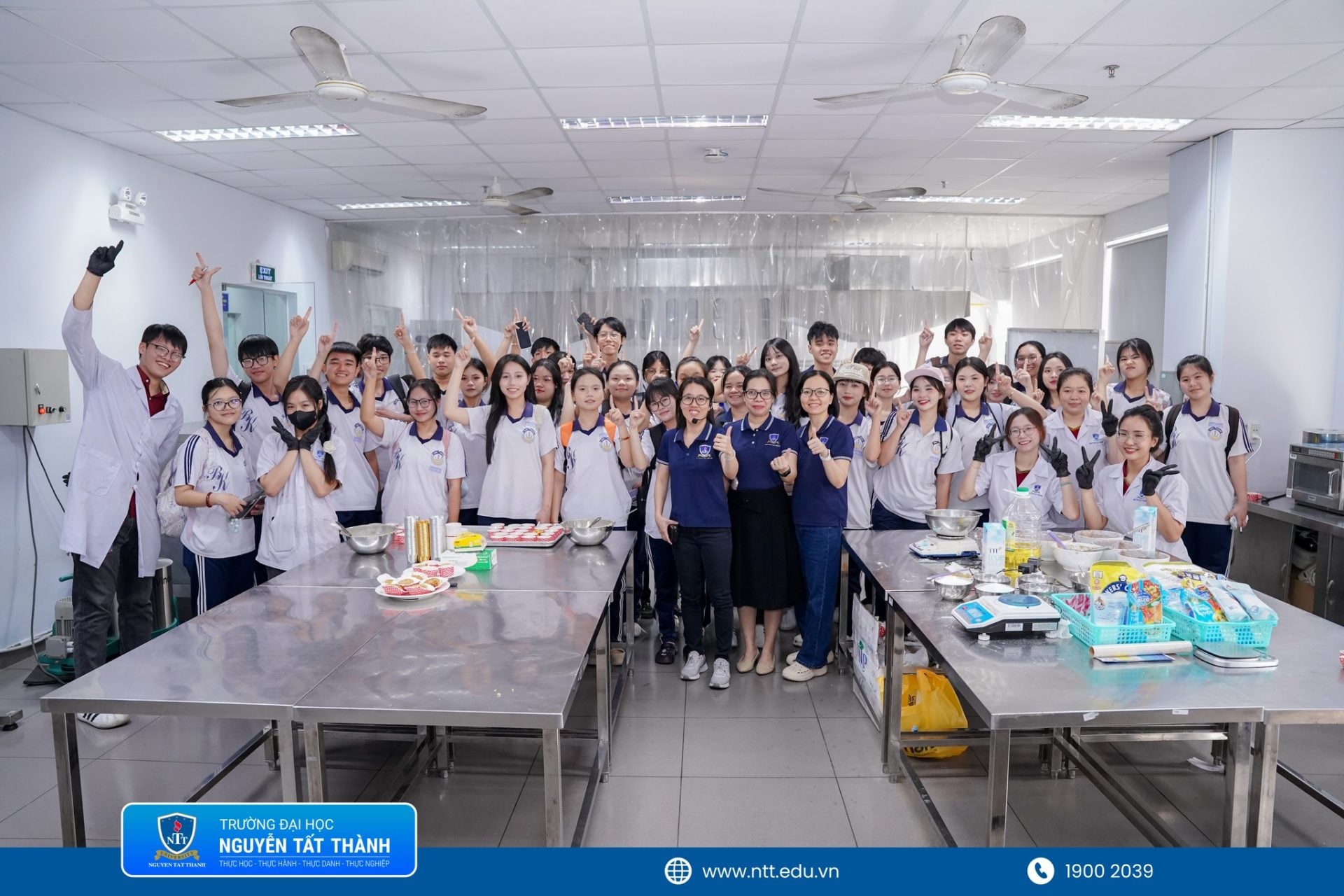 Chương trình trải nghiệm, giao lưu và định hướng nghề nghiệp dành cho các bạn học sinh tại Khoa Khoa học Ứng dụng và Công nghệ giúp người học sớm làm quen với môi trường đại học, ngành học và định hướng nghề nghiệp