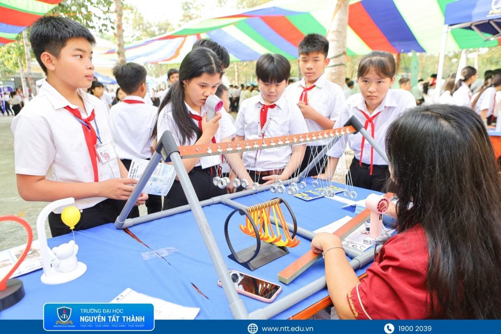 Học sinh tham gia gian hàng tại trường ĐH Nguyễn Tất Thành