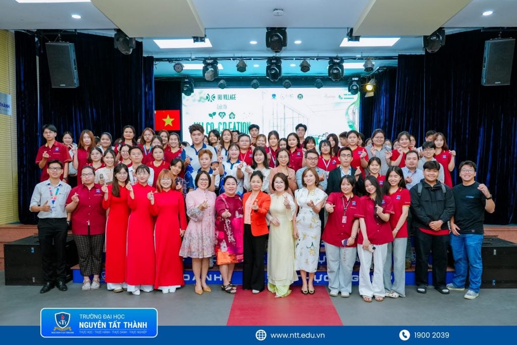 cac dai bieu va sinh vien NTTU tham gia IKI Co-creation