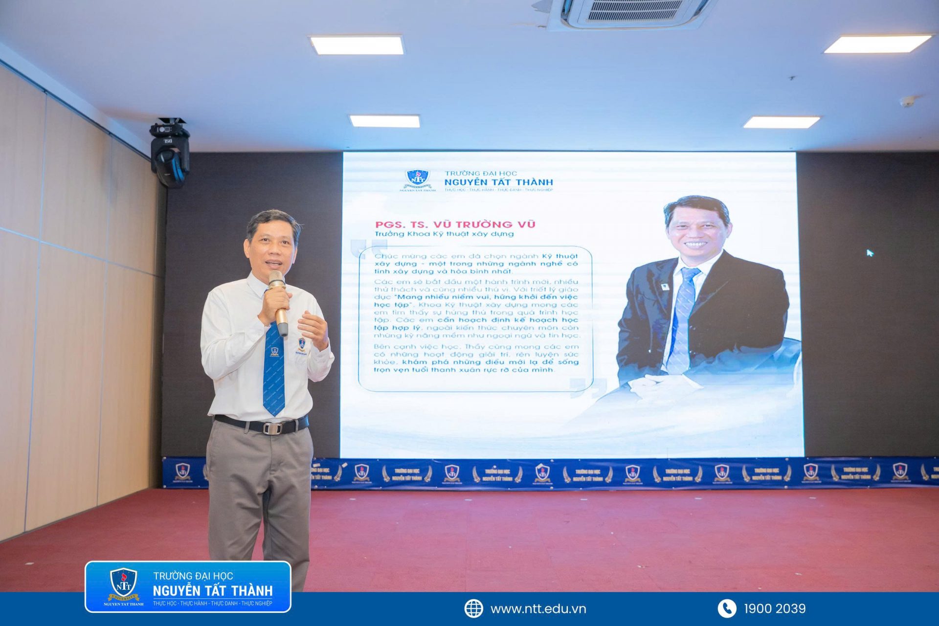 PGS.TS Vũ Trường Vũ – Trưởng khoa Kỹ thuật xây dựng, Trường ĐH Nguyễn Tất Thành – cho rằng đào tạo kỹ sư hiện nay cần rút ngắn khoảng cách giữa giảng đường và thực tế nghề nghiệp.