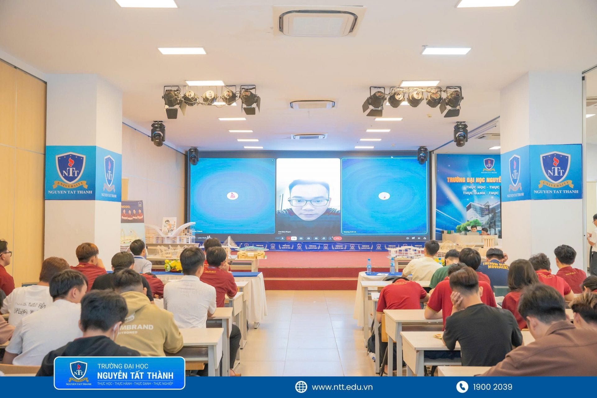 Sinh viên các khóa giao lưu với các cựu sih viên có thành tích nổi bật và đang làm việc tại các công ty xây dựng tại Nhật Bản và trong nước (2)