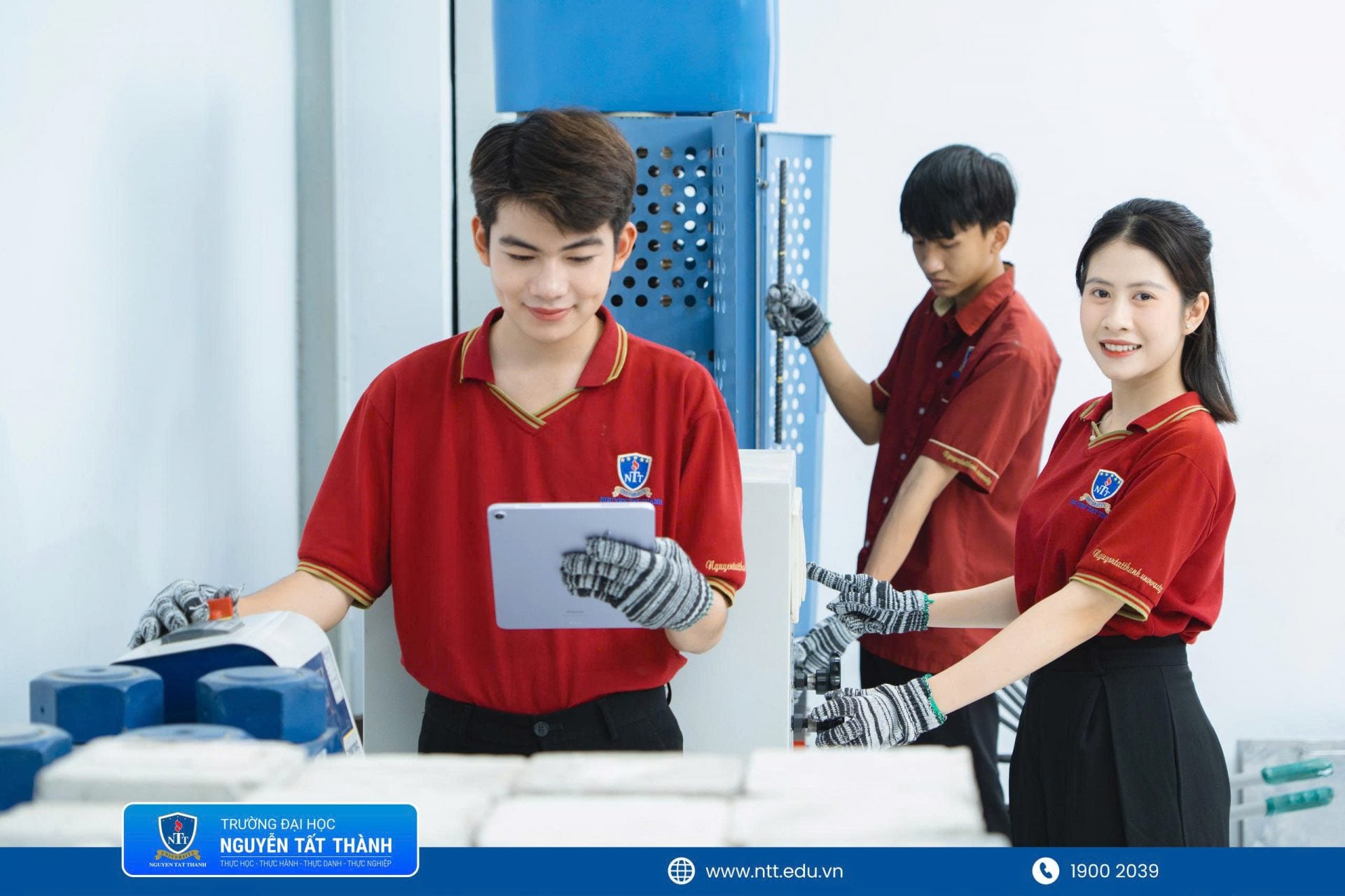 Sinh viên ngành Kỹ thuật xây dựng NTTU học tập trong môi trường cơ sở vật chất được đầu tư, cùng đội ngũ giảng viên chất lượng