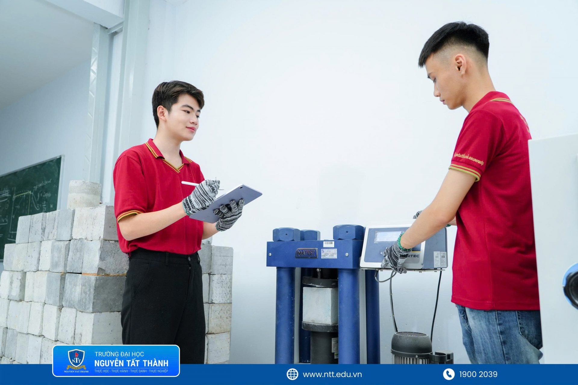 Sinh viên ngành Kỹ thuật xây dựng NTTU học tập trong môi trường cơ sở vật chất được đầu tư, cùng đội ngũ giảng viên chất lượng