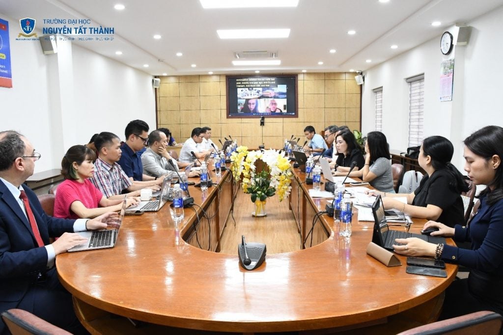 TS. Phan Thị Việt Nam – Phó Hiệu trưởng, Trưởng Ban điều hành Dự án ACCEES tại NTTU và các thành viên trong Đoàn NTTU 