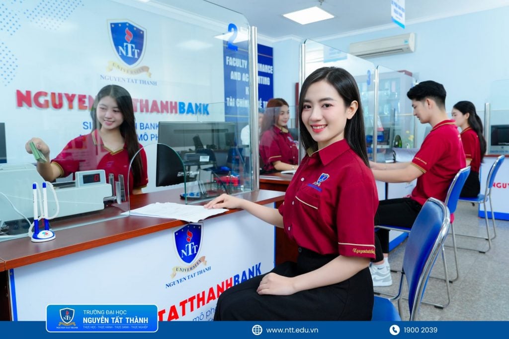 TS. Thái Hồng Thuỵ Khánh- Trưởng khoa TCKT chia sẻ với sinh viên.jpg