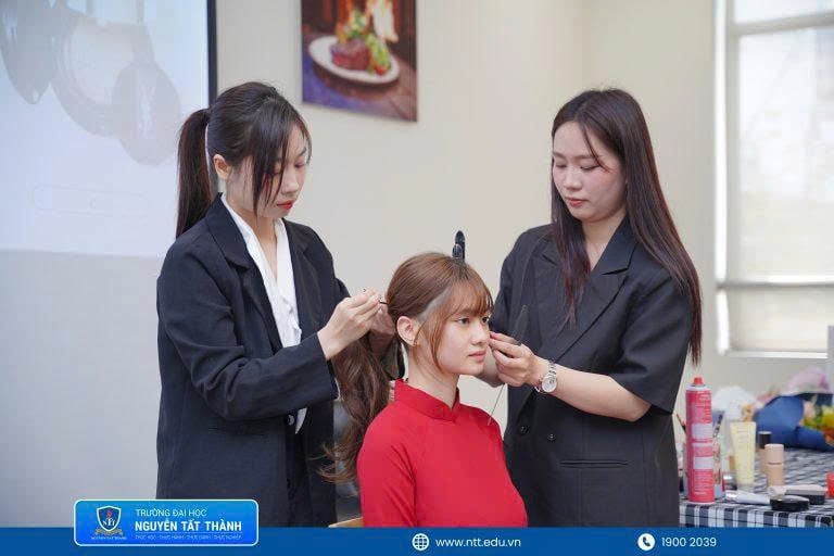 Sinh viên Khoa Du lịch Trường Đại học Nguyễn Tất Thành tham gia chuỗi hoạt động thực hành chuyên sâu ngành Quản trị Khách sạn, trực tiếp trải nghiệm môi trường dịch vụ thực tế và nâng cao kỹ năng nghề nghiệp