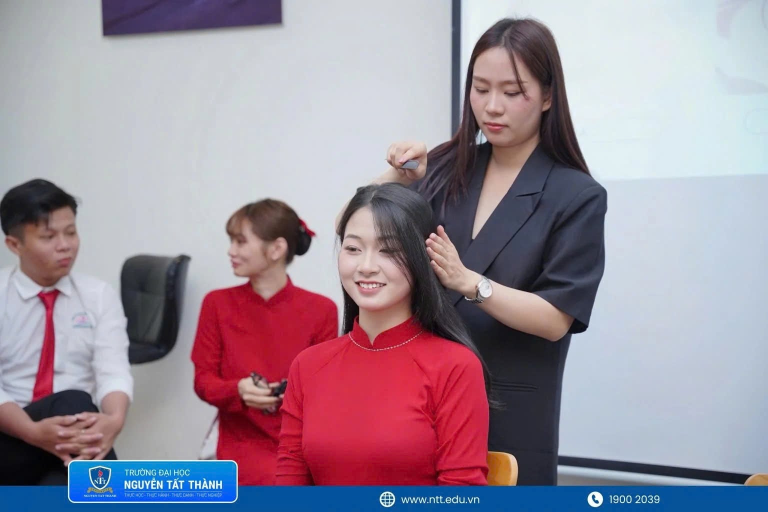 Sinh viên Khoa Du lịch Trường Đại học Nguyễn Tất Thành tham gia chuỗi hoạt động thực hành chuyên sâu ngành Quản trị Khách sạn, trực tiếp trải nghiệm môi trường dịch vụ thực tế và nâng cao kỹ năng nghề nghiệp 