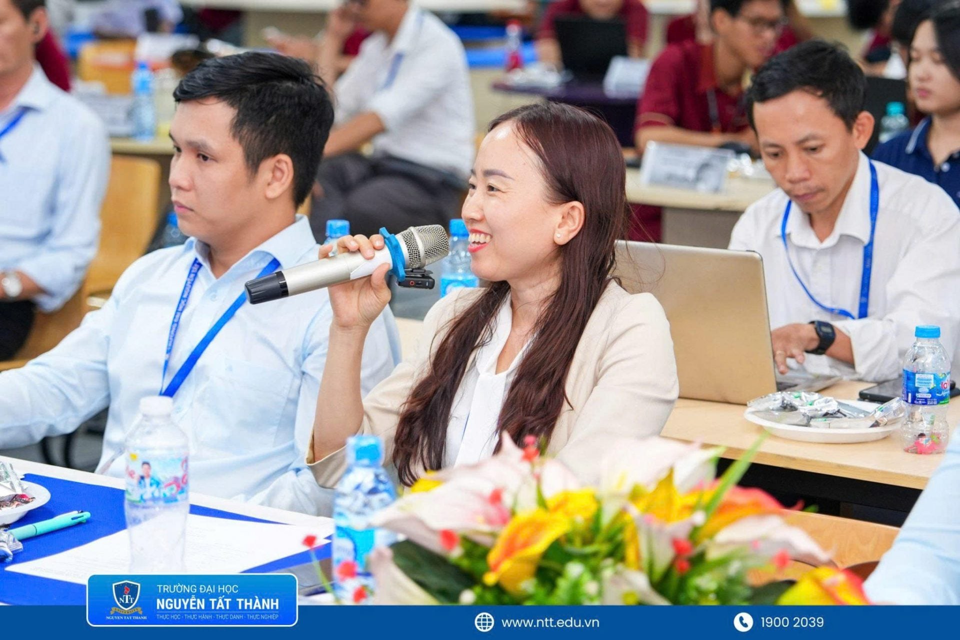 Ban giám khảo đặt câu hỏi phản biện, đánh giá khả năng vận hành và hoàn thiện sản phẩm của các đội thi tại cuộc thi phần mềm NTTU