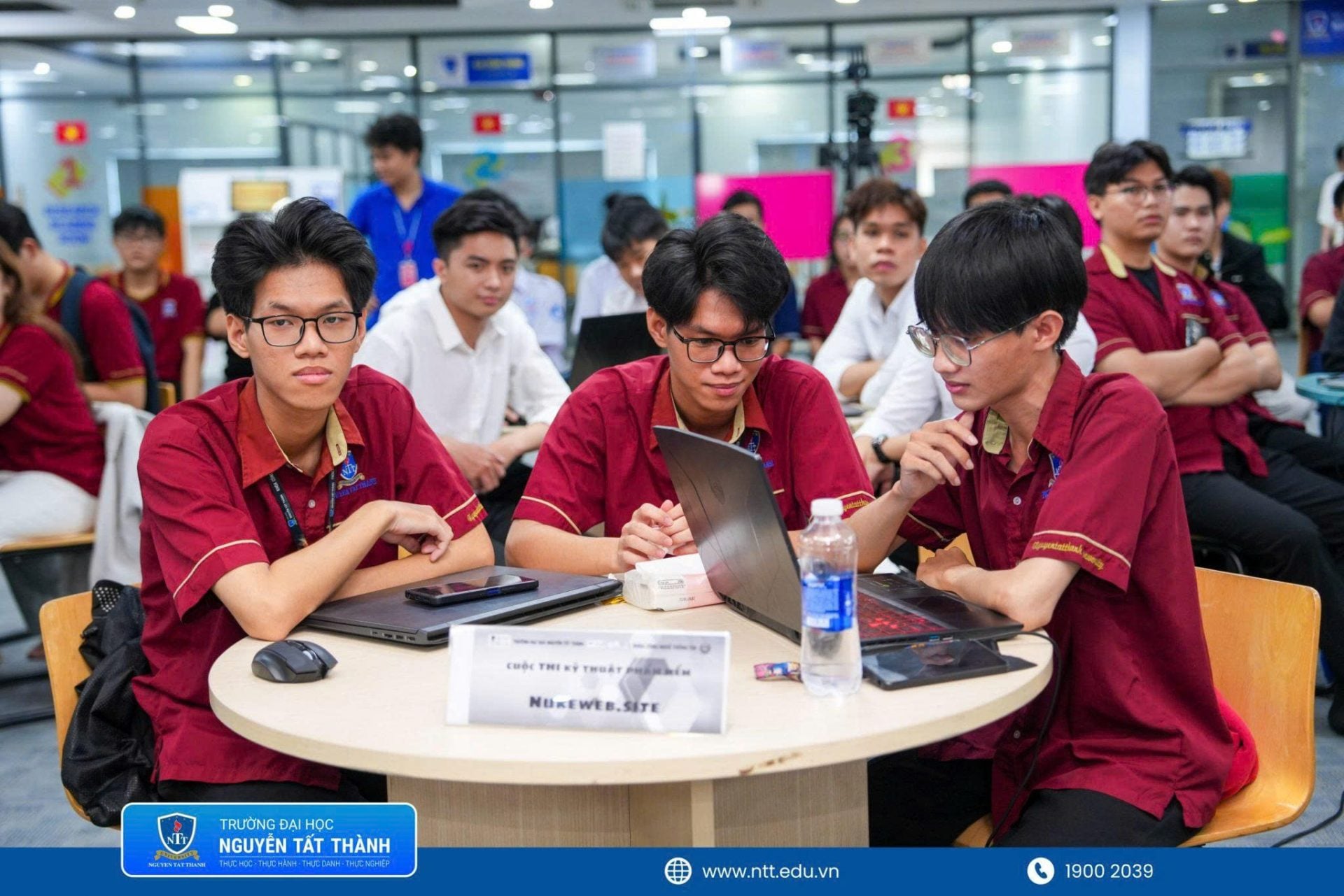 Các đội thi cuộc thi phần mềm NTTU trong phần thi chung kết