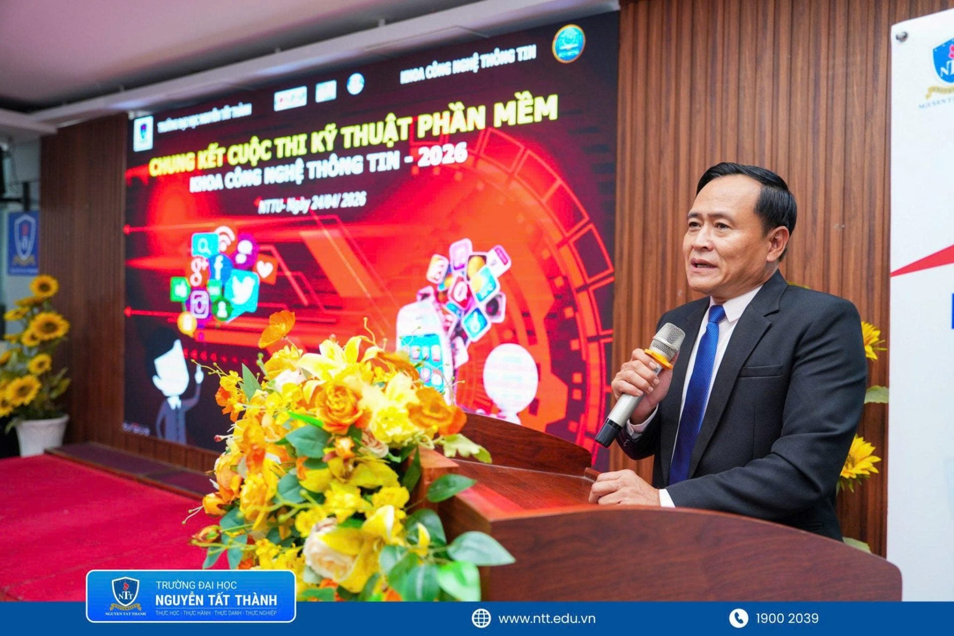 **TS. Nguyễn Kim Quốc – Trưởng khoa CNTT phát biểu khai mạc, nhấn mạnh vai trò của việc học gắn với sản phẩm thực tế tại cuộc thi phần mềm NTTU 2026** 