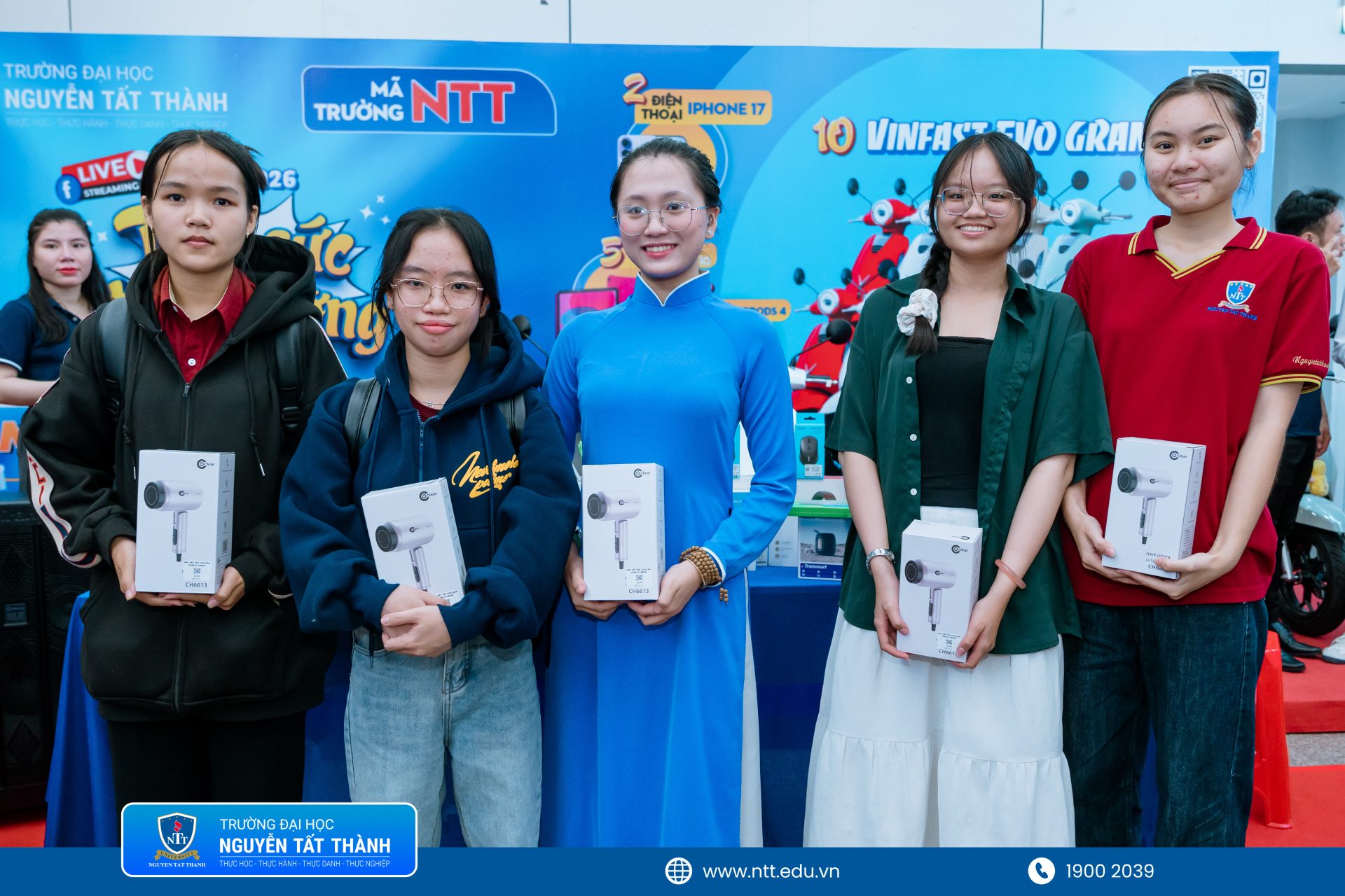 Sinh viên NTTU nhận nhiều phần quà hấp dẫn từ Ban tổ chức và các doanh nghiệp đồng hành tại Ngày hội Tuyển dụng tháng 5/2026.