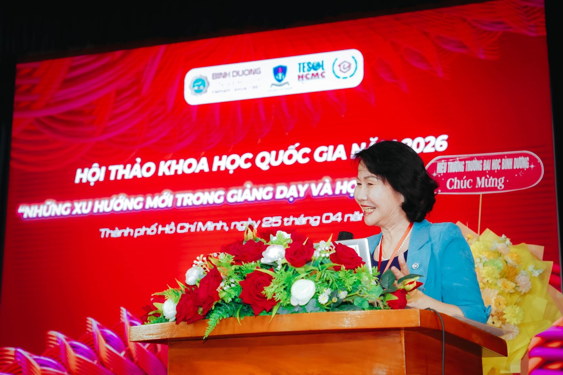 PGS.TS. Trần Thị Hồng – Phó Hiệu trưởng Trường Đại học Nguyễn Tất Thành – chia sẻ tại hội thảo về vai trò kết nối học thuật trong nâng cao chất lượng đào tạo ngoại ngữ