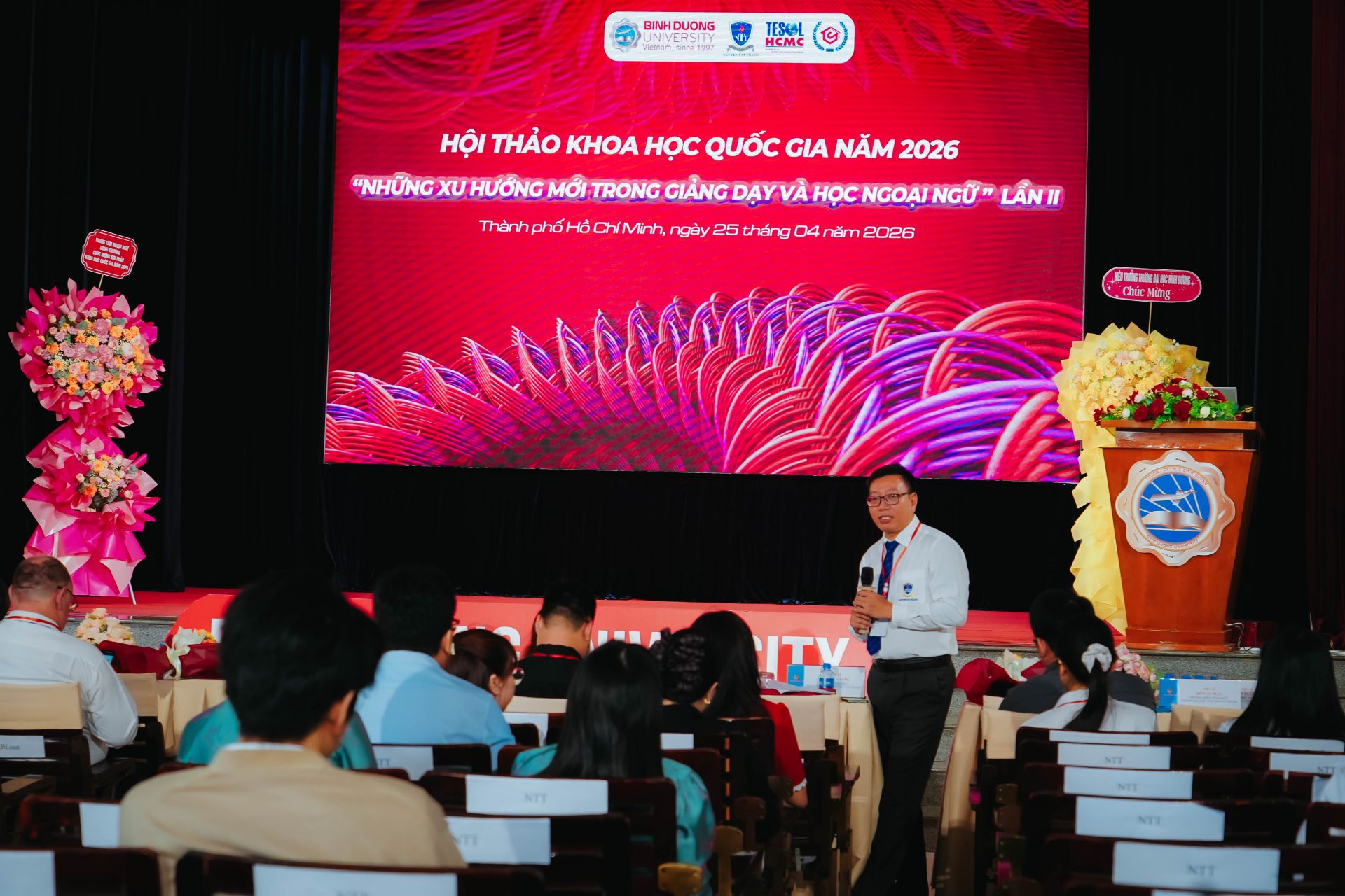 TS. Đinh Lư Giang và TS. Hồ Văn Hận (Trường Đại học Nguyễn Tất Thành) trình bày tham luận về khả năng đưa tiếng Anh trở thành ngôn ngữ thứ hai tại Việt Nam vào năm 2035