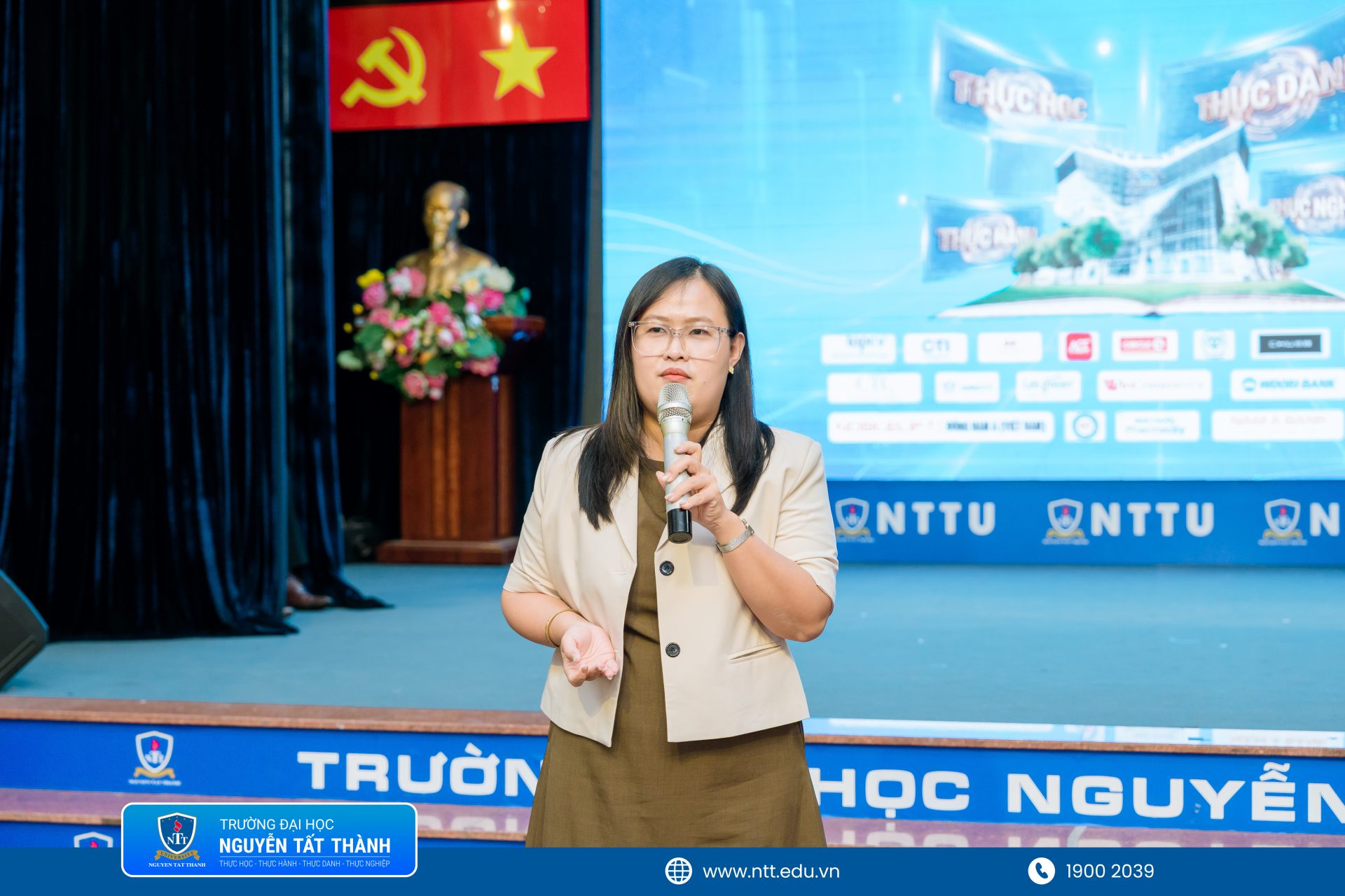 21. Đại diện doanh nghiệp giới thiệu nhu cầu tuyển dụng và cơ hội nghề nghiệp dành cho sinh viên NTTU tại Ngày hội Tuyển dụng tháng 5/2026.