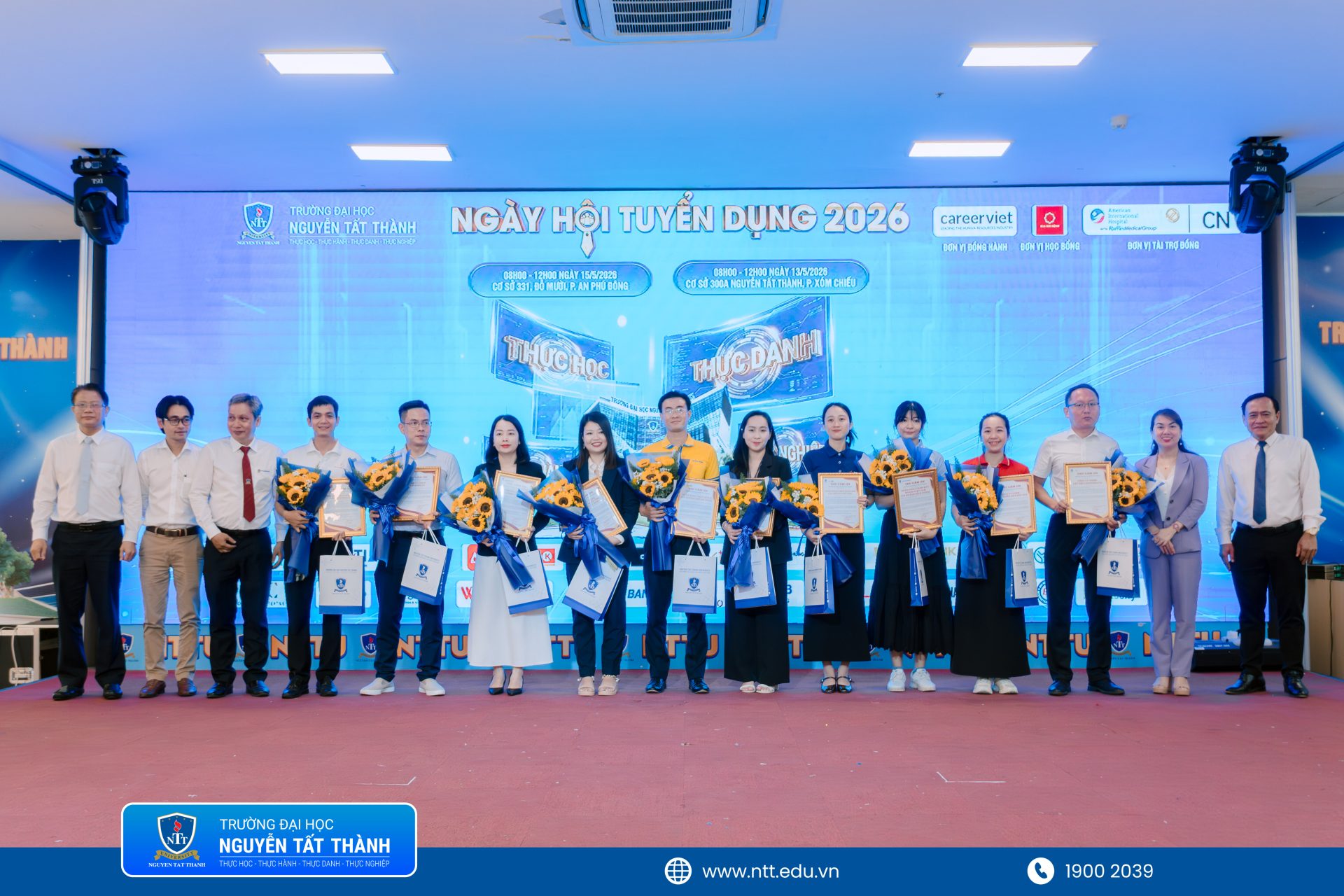 Đại diện Trường Đại học Nguyễn Tất Thành trao hoa và quà lưu niệm tri ân các doanh nghiệp, nhà tuyển dụng đồng hành cùng Ngày hội Tuyển dụng tháng 5/2026.