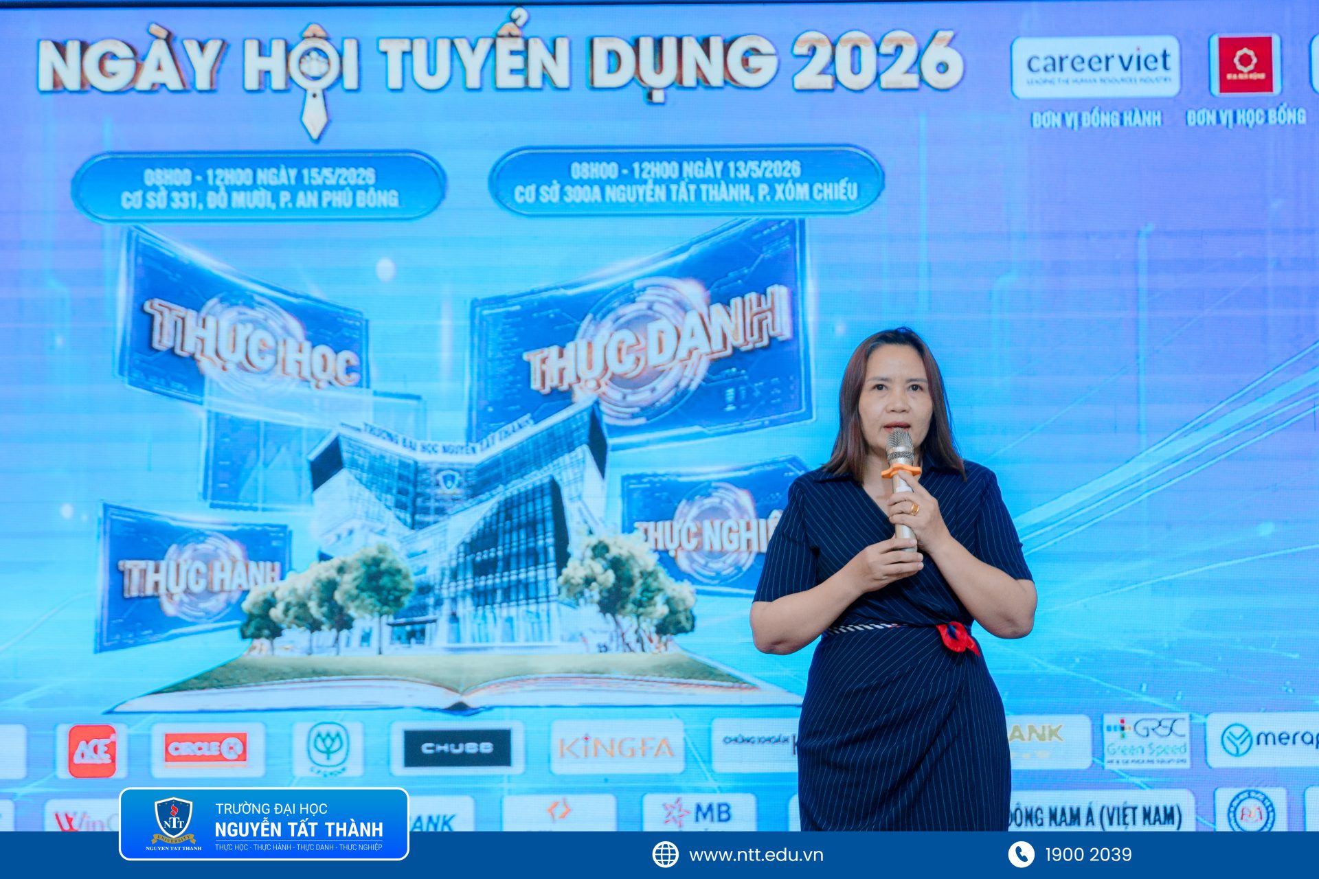 21. Đại diện doanh nghiệp giới thiệu nhu cầu tuyển dụng và cơ hội nghề nghiệp dành cho sinh viên NTTU tại Ngày hội Tuyển dụng tháng 5/2026.