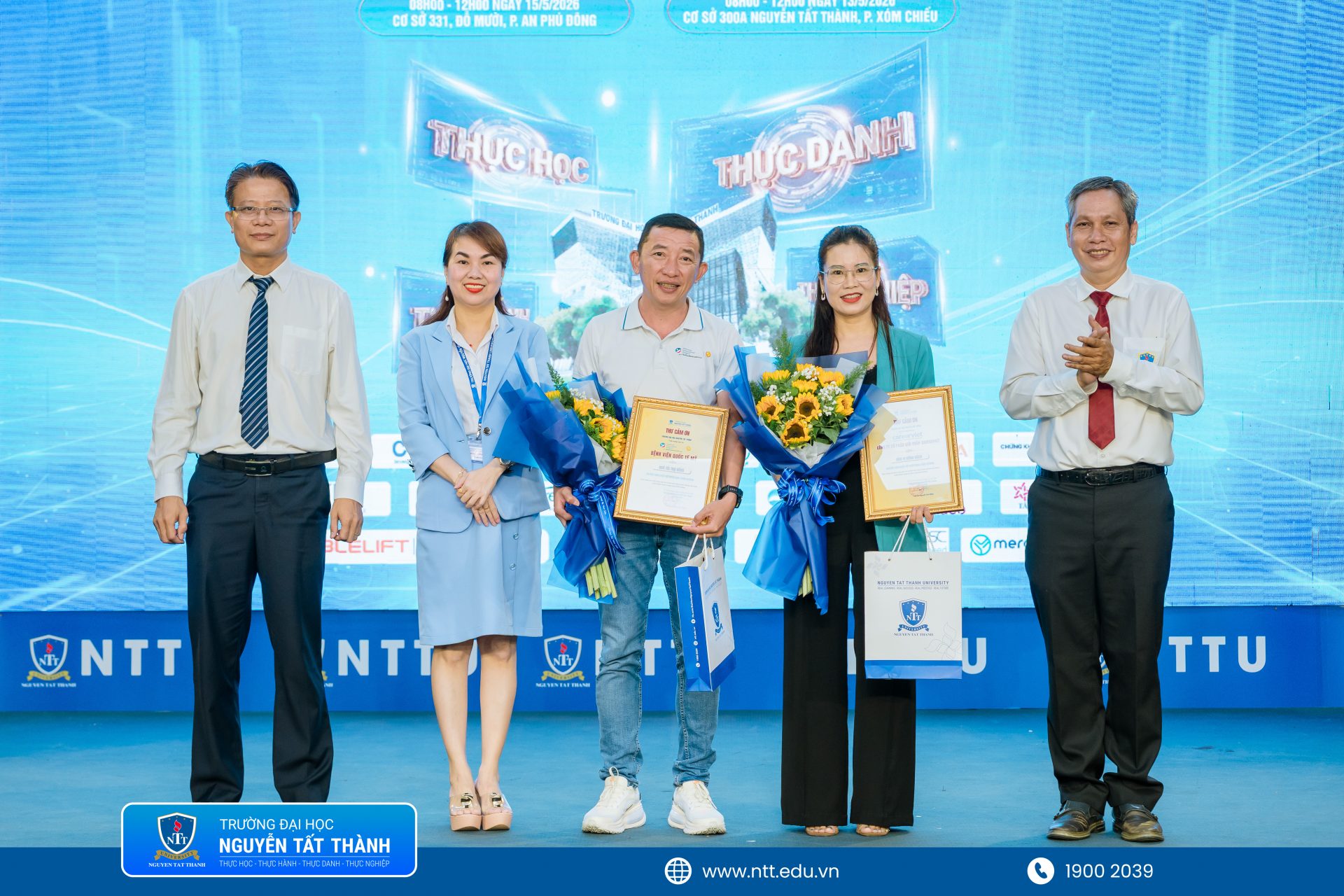 35. Ban tổ chức trao hoa và gửi lời cảm ơn đến các nhà tài trợ, doanh nghiệp đồng hành cùng Ngày hội Tuyển dụng tháng 5/2026 của Trường Đại học Nguyễn Tất Thành.